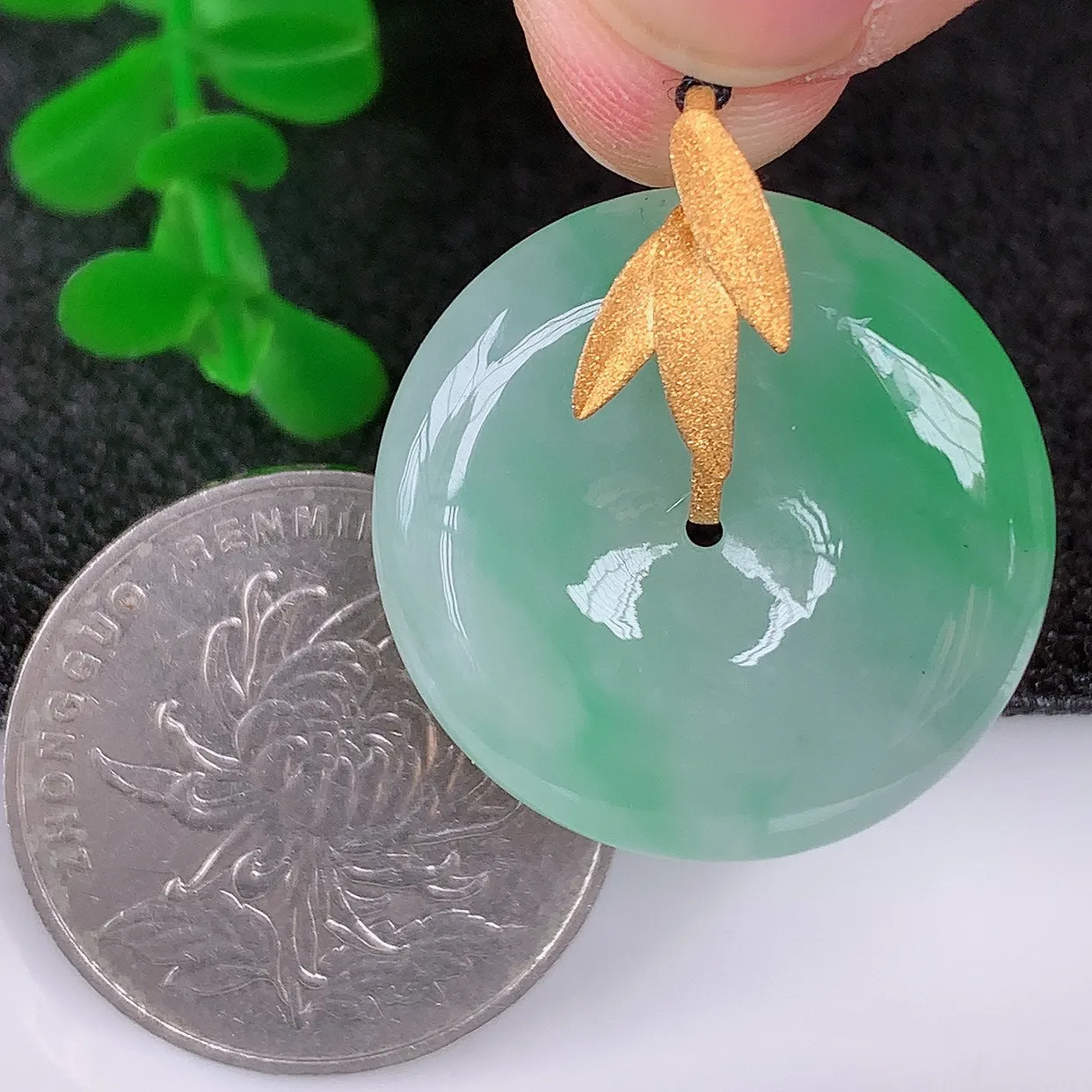 自然光实拍，18K金镶嵌水润冰种飘绿翡翠平安扣吊坠，翡翠平安扣，冰润光泽，寓意平平安安，平安扣佩戴时尚漂亮！#1.1整体28*24.5*6.5裸石24.5*24.5