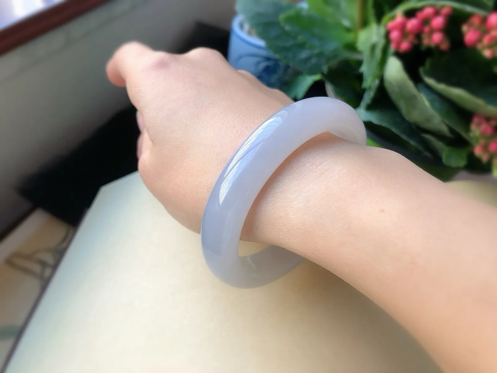 圈口55  尺寸12.8*9.5    超美的和田玉紫罗兰手镯，平安镯，冰紫料，料子细腻，超级有韵味，无黑裂。