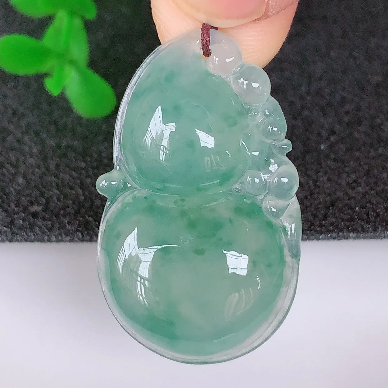 自然光实拍，冰润冰种飘花翡翠葫芦吊坠，葫芦寓意福禄双全，财源滚滚，饱满，清新脱俗，佩戴效果优雅迷人！#57.1