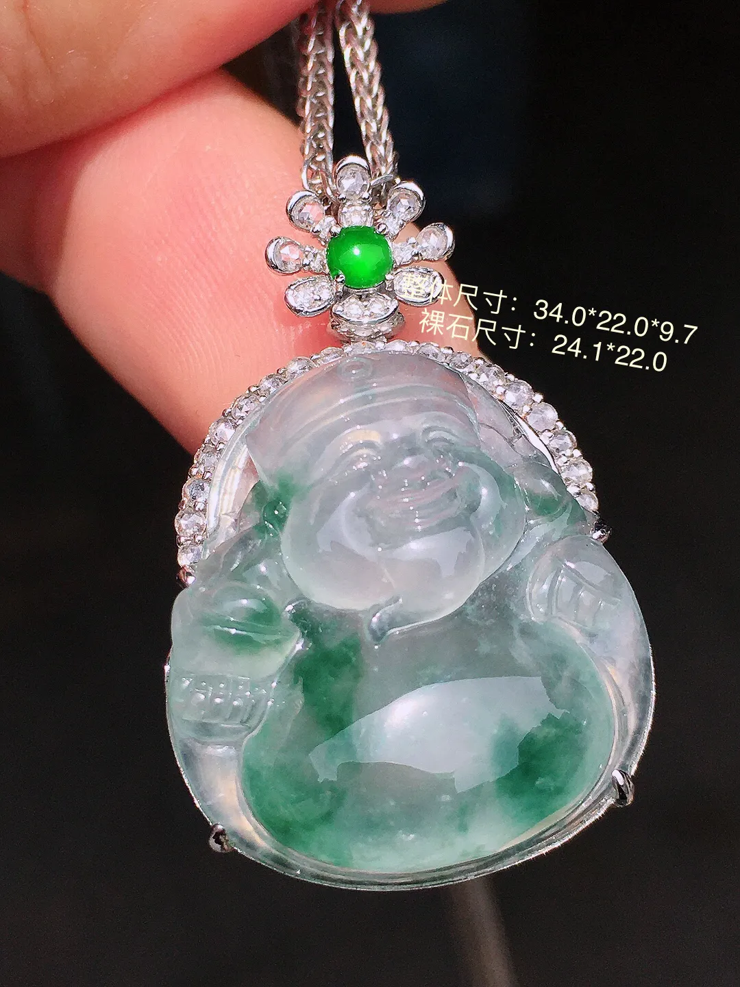 飘花【财神爷】吊坠，色泽艳丽，玉质细腻，荧光感超
强，饱满水润，气质满满。18k
金豪华镶嵌