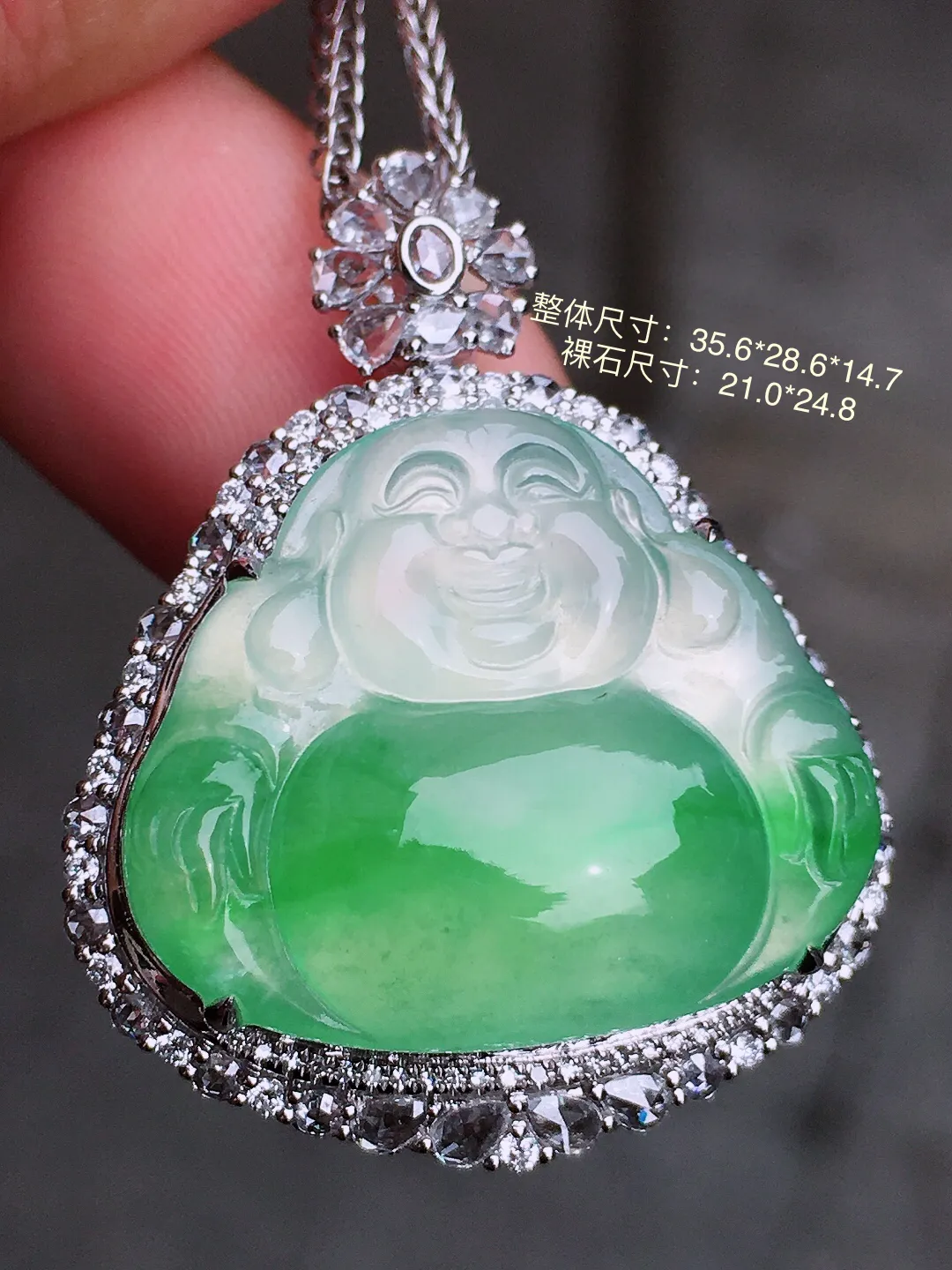 飘绿佛公吊坠，色泽艳丽，玉质细腻，荧光感超
强，饱满水润，气质满满。18k
金豪华镶嵌