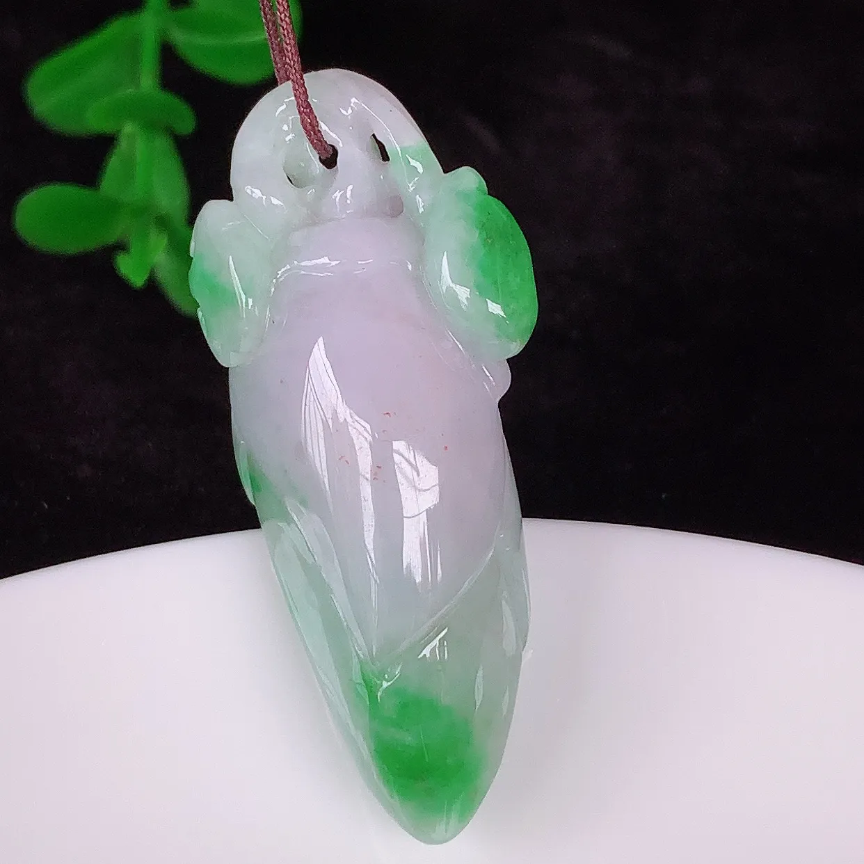 自然光实拍，厚装冰润冰糯种春彩翡翠招财福瓜吊坠，翡翠福瓜招财瓜，冰润且起胶感，佩戴效果优雅迷人！#87.1