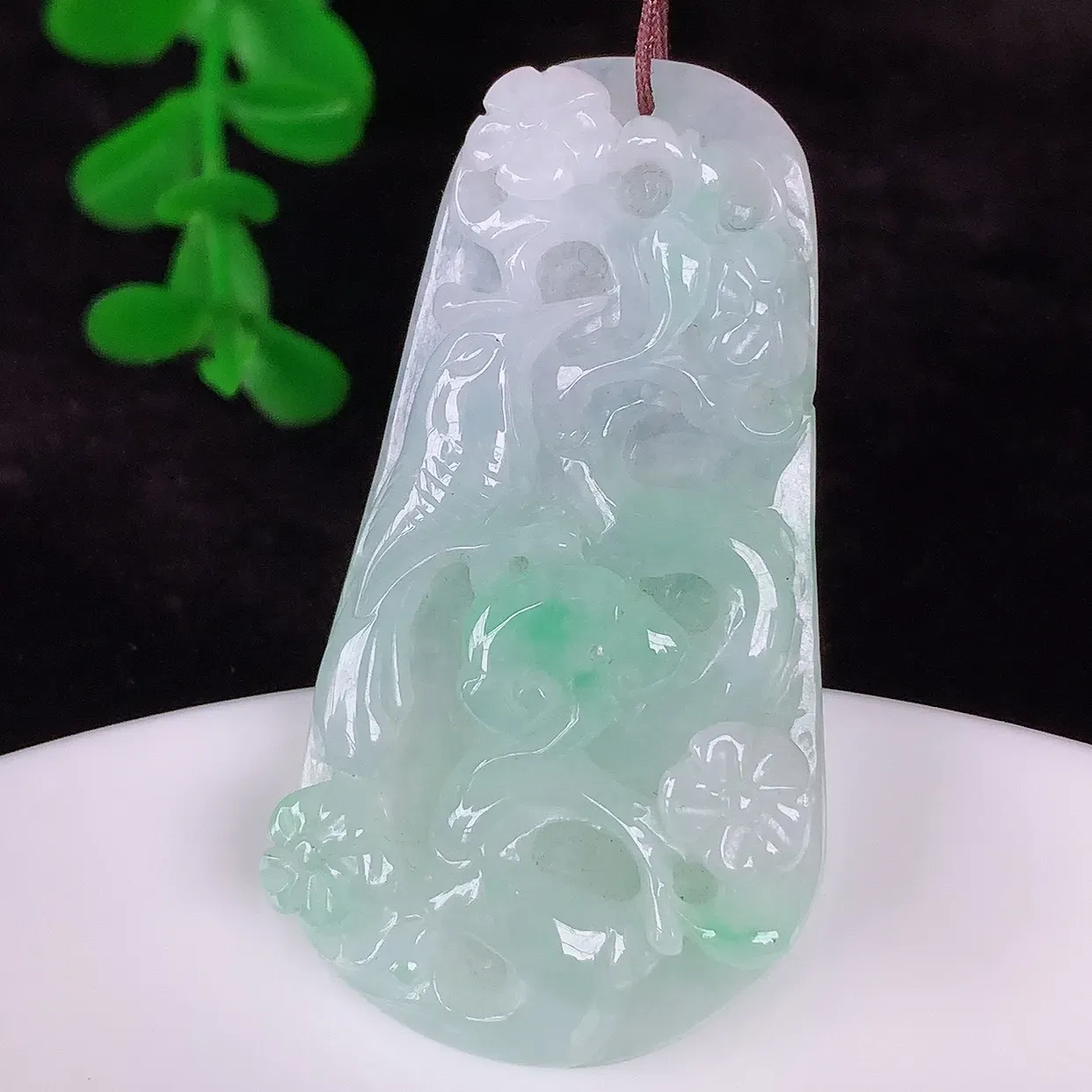 自然光实拍，冰润冰糯种飘绿翡翠喜上眉梢吊坠，花开富贵，种老水足，翠色灵动，寓意美好，佩戴时尚出众！#57.1