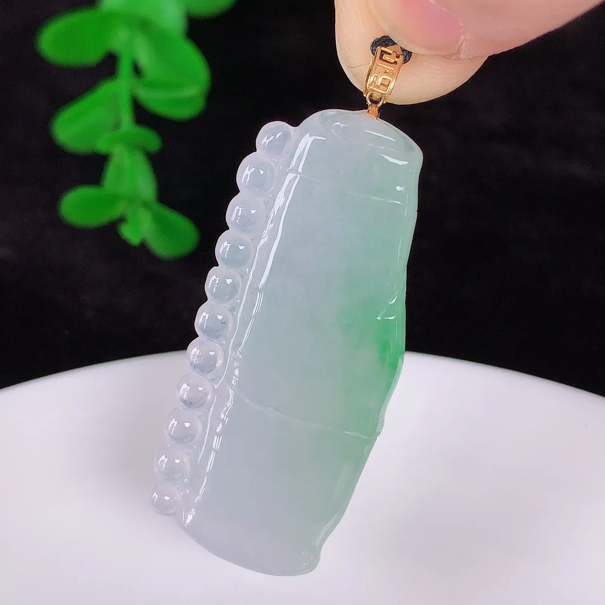 自然光实拍，18K金镶嵌冰飘绿翡翠竹节吊坠。竹节寓意“节节高，官运亨通，前程似锦，水润莹泽，清秀高雅，佩戴精美！#41.1
