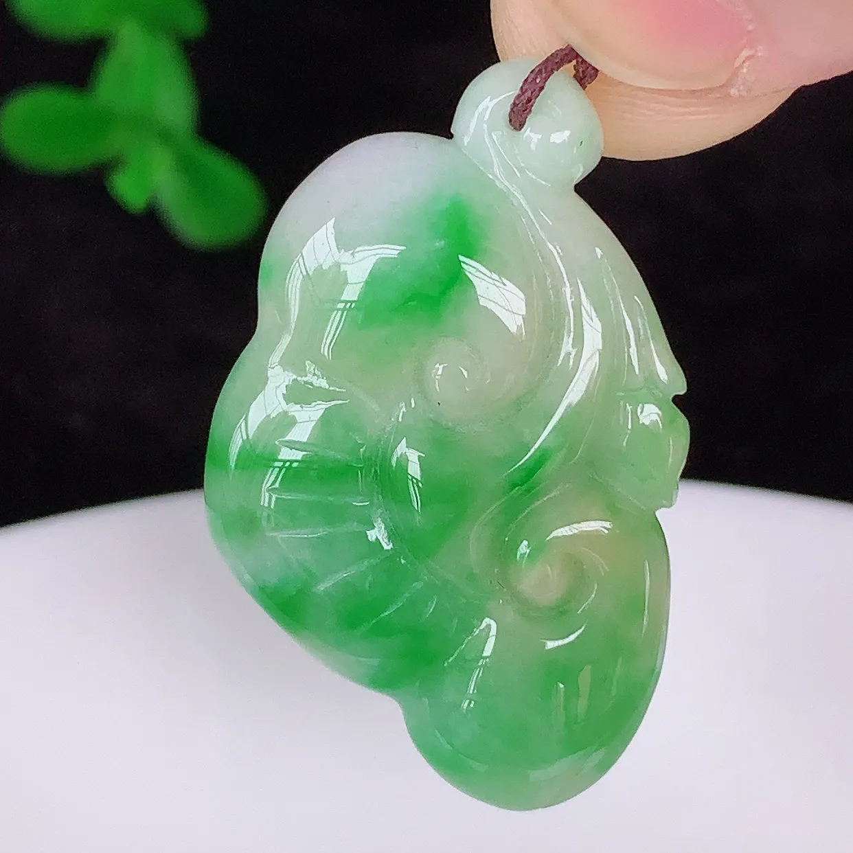 自然光实拍，冰润冰糯种双彩黄加绿飘阳绿翡翠如意吊坠，翡翠如意，上身效果非常美，饱满大气，工艺美，万事