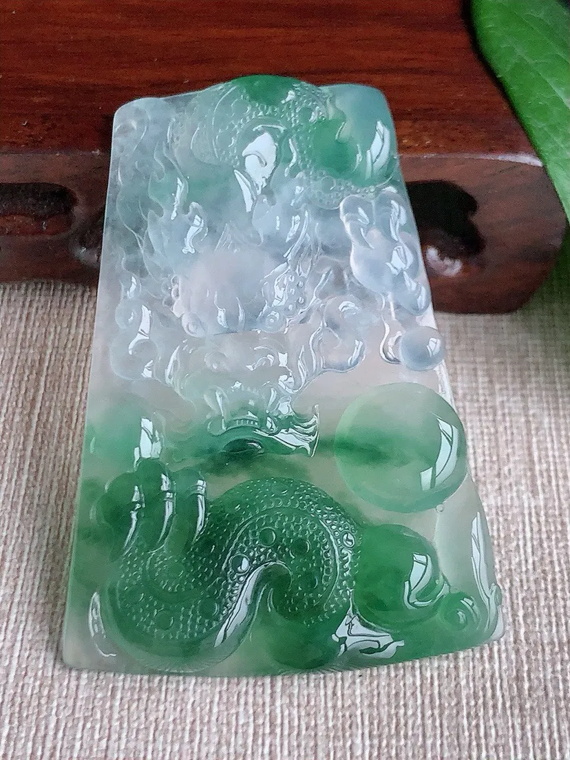 a货翡翠老坑高冰种飘花龙牌吊坠 尺寸61.6×42.4×5.8mm 重量30.72g 0603