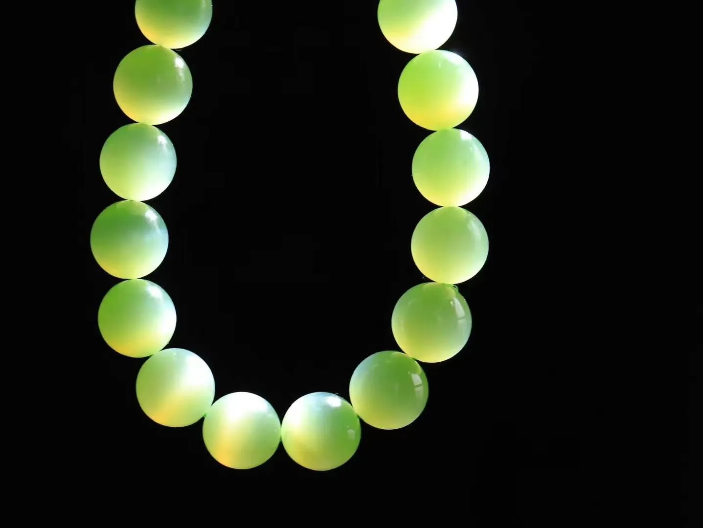 （猫眼手串）

收藏级臻品和田玉碧玉猫眼圆珠手串 质地温润灵动 猫眼儿般的光中，有波光潋滟，也有梦幻清韵。行走于市井的喧嚣，相顾不言，便得清欢。重45.3克 尺寸取一11.8mmFDL-8560388