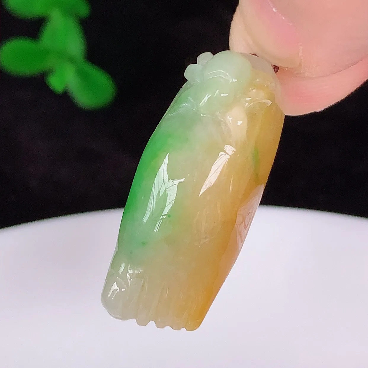 自然光实拍，冰润冰糯种双彩黄加绿翡翠知足常乐吊坠，种老水足，翠色灵动，寓意美好，佩戴时尚出众！#87.1