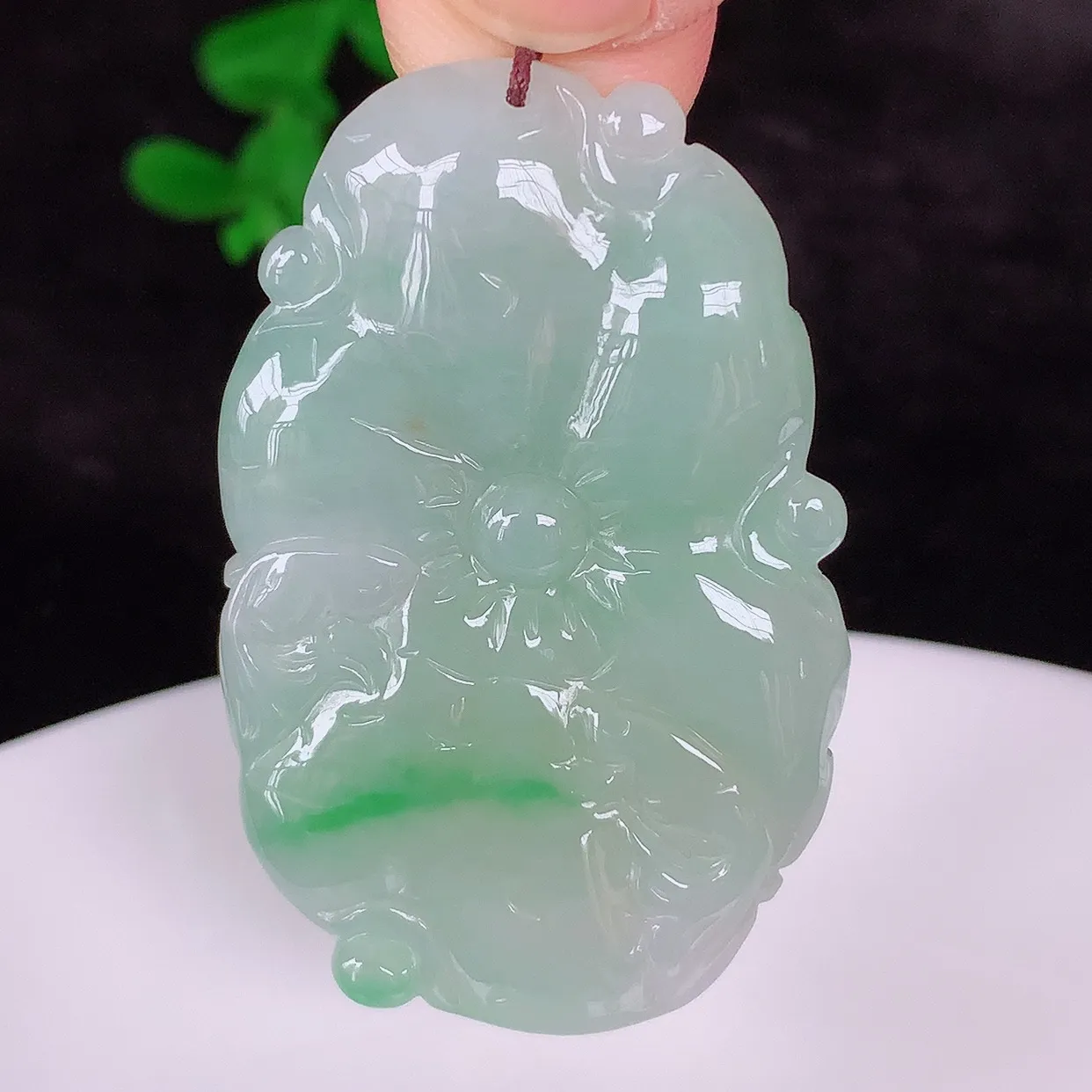 自然光实拍，冰糯种飘阳绿翡翠荷叶鱼、和和美美玉坠，财源广进，自然隐逸、荷本是素不着尘之物，有和美之寓