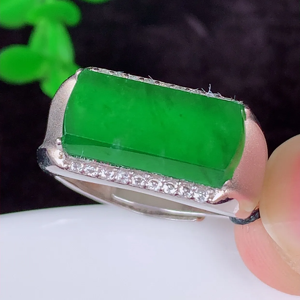 冰透满绿翡翠925银镶嵌马鞍戒指，自然光实拍，翠色灵动，颜色漂亮，种老水足，品相佳，佩戴佳品！#97.1内径18*圈口16*整体24.5*5裸石15.8*7.5（圈口可调大小）