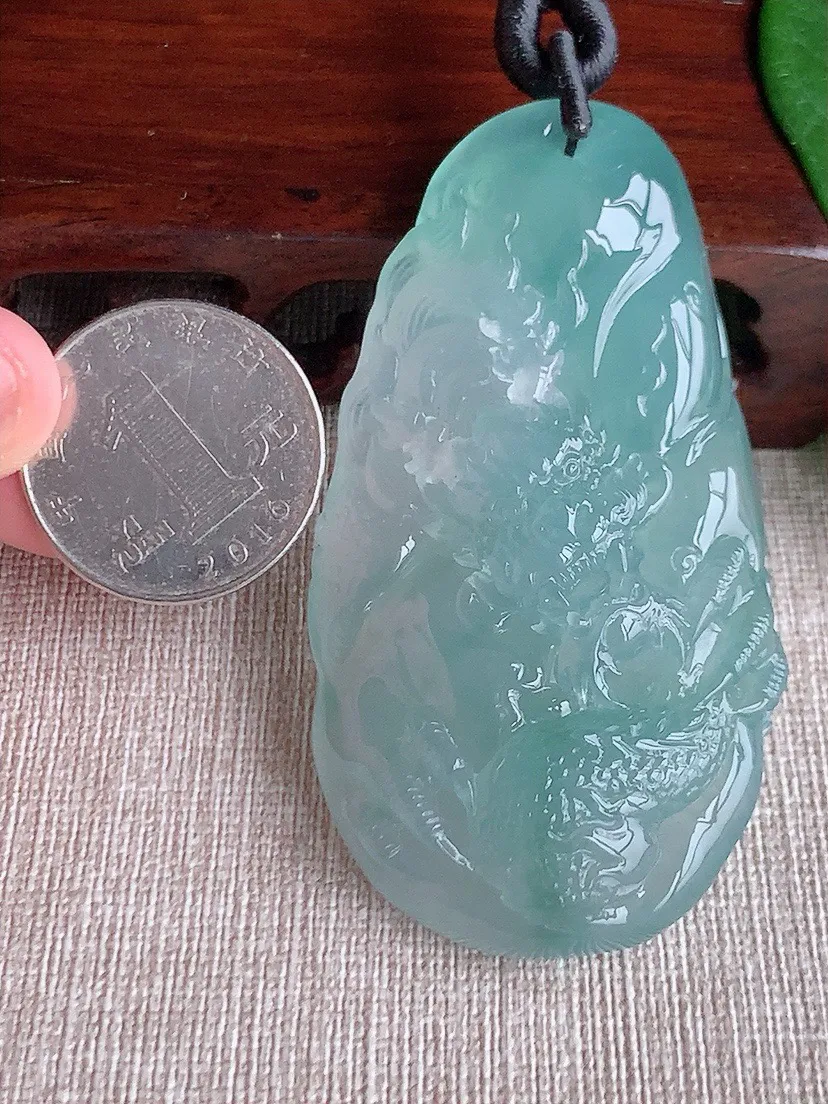 a货翡翠老坑冰种晴水龙牌吊坠 尺寸67.8×36.7×15.3mm 重量69.25g 0603