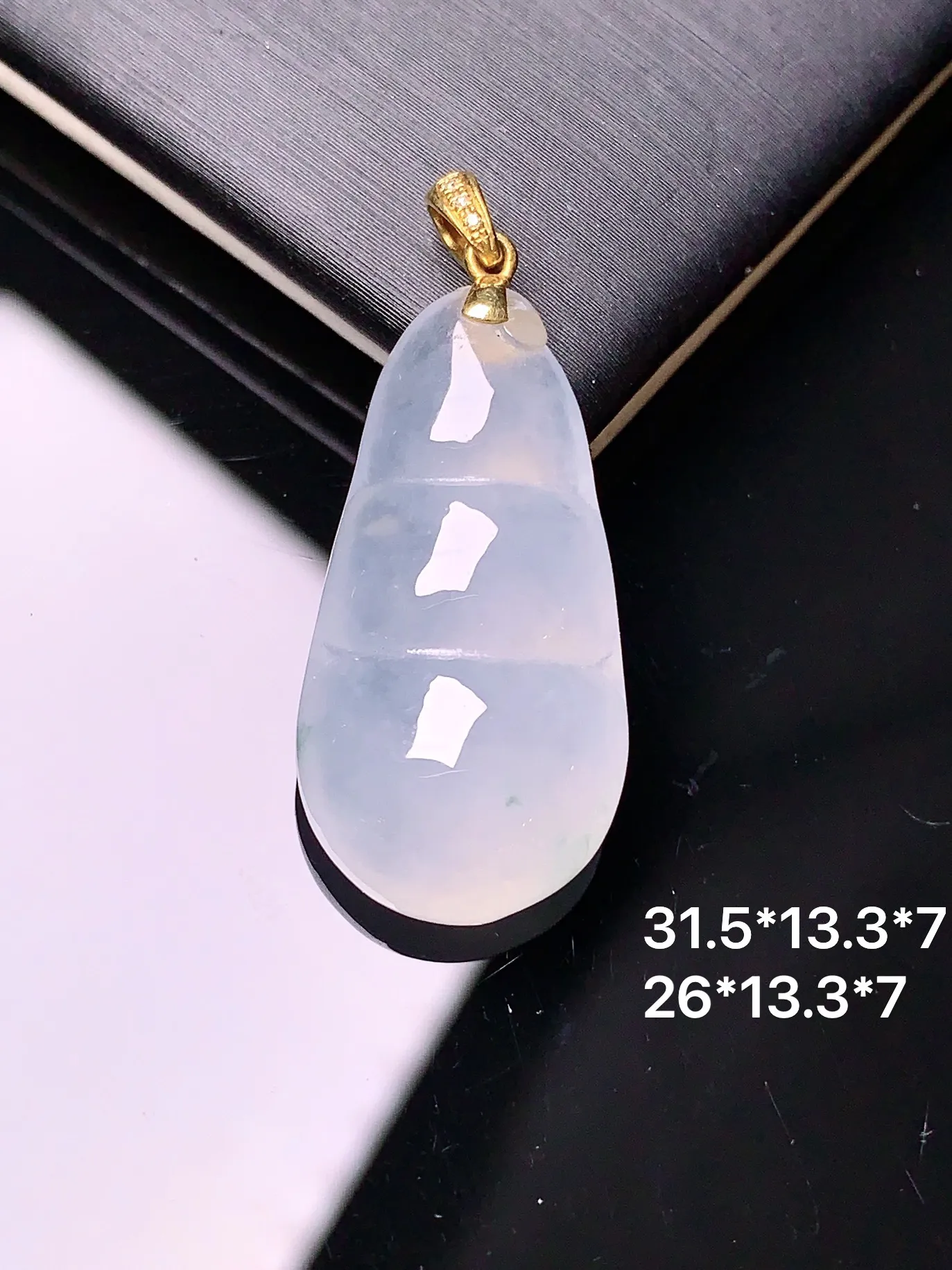 18k金钻镶嵌冰种四季豆吊坠 玉质细腻 色泽艳丽 整体尺寸31.5*13.3*7