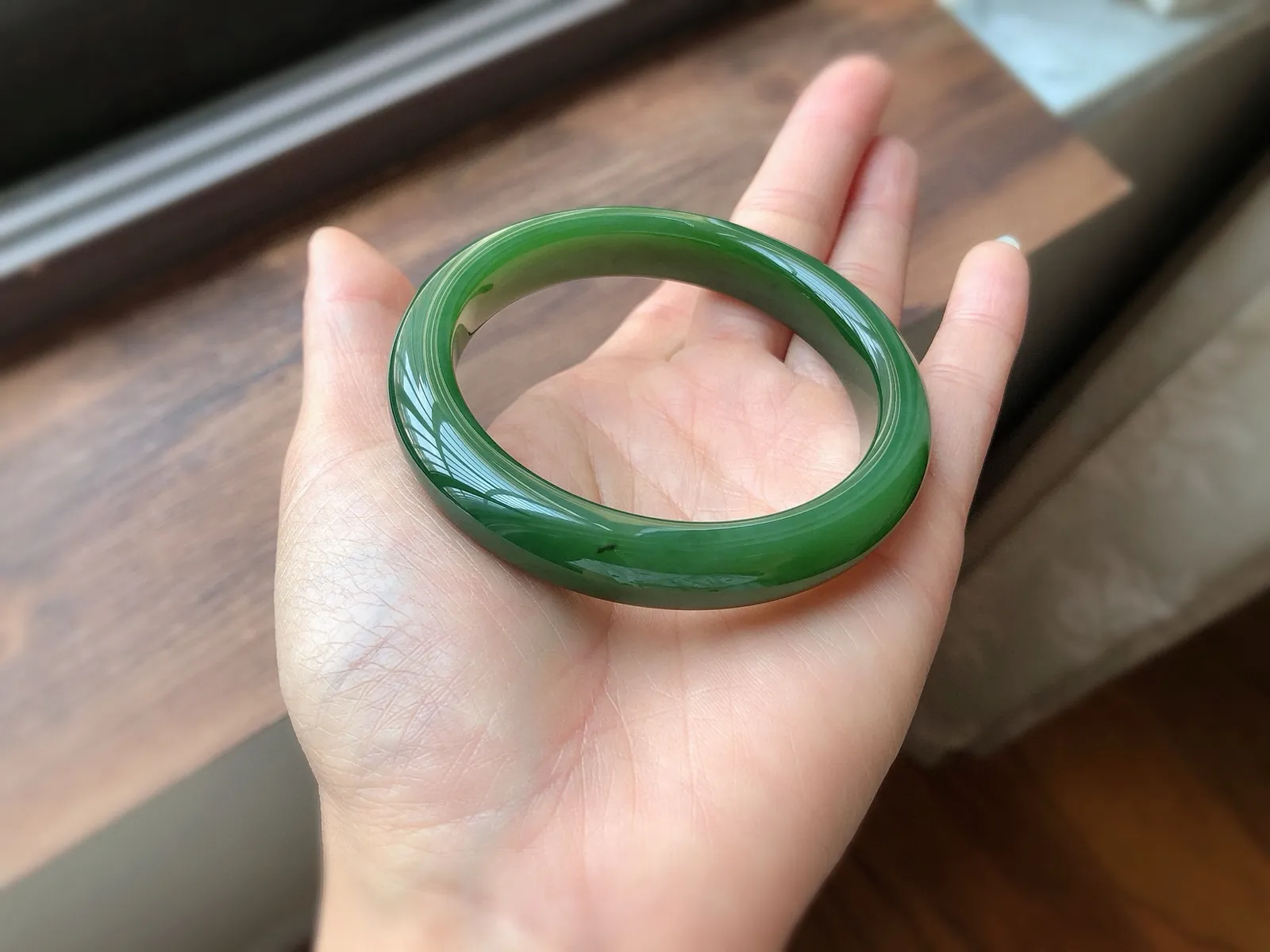 圈口58.5   尺寸12*9.3，天然和田玉 碧玉手镯，正装，老坑料 色辣绿，质地温润