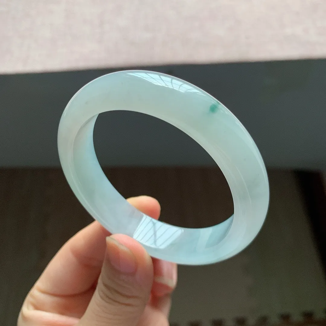55圈口。自然光实拍，老坑冰胶飘花正圈翡翠手镯，尺寸:55-13.5-8mm，重量60.38g