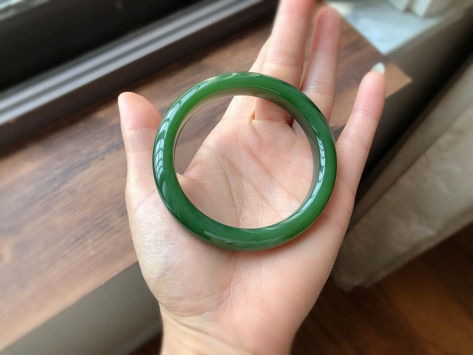 圈口58.5   尺寸12*9.3，天然和田玉 碧玉手镯，正装，老坑料 色辣绿，质地温润