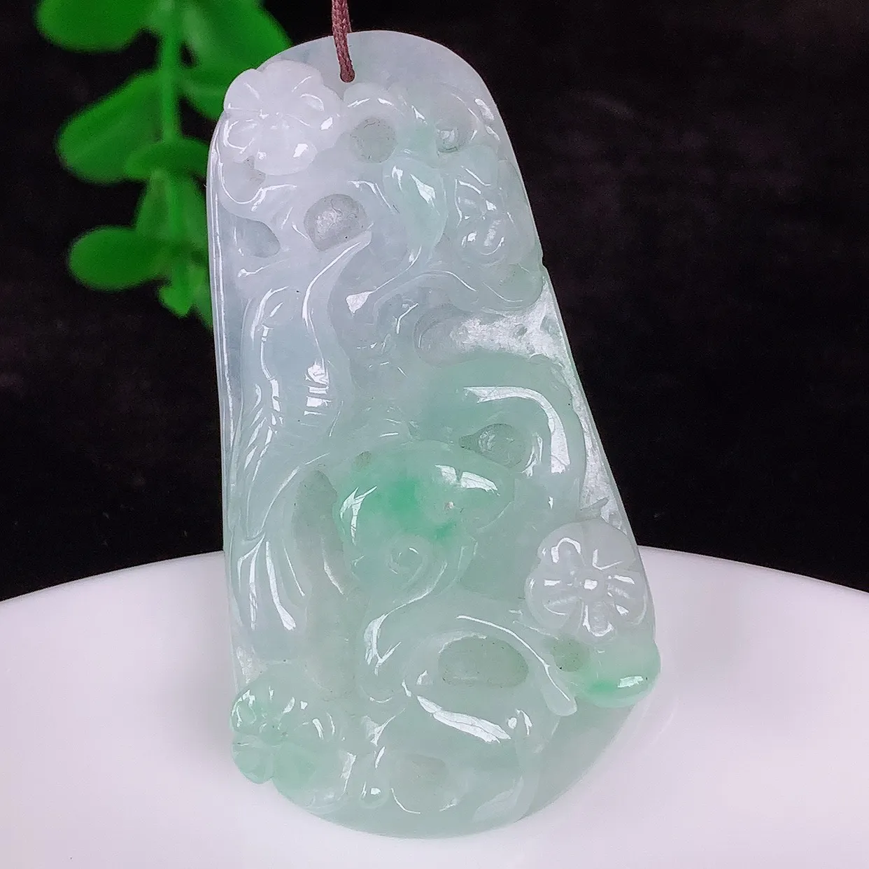 自然光实拍，冰润冰糯种飘绿翡翠喜上眉梢吊坠，花开富贵，种老水足，翠色灵动，寓意美好，佩戴时尚出众！#