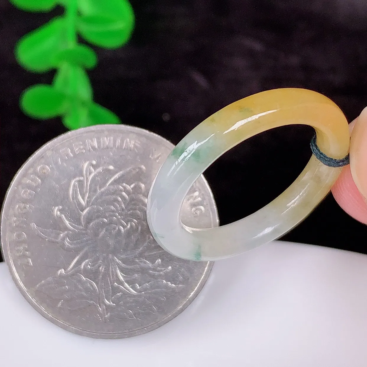 自然光实拍 冰润冰种黄翡18mm内径翡翠指环，玉戒指，玉质莹润，好精美好冰润的指环，15圈口，上手纤巧！#1.1