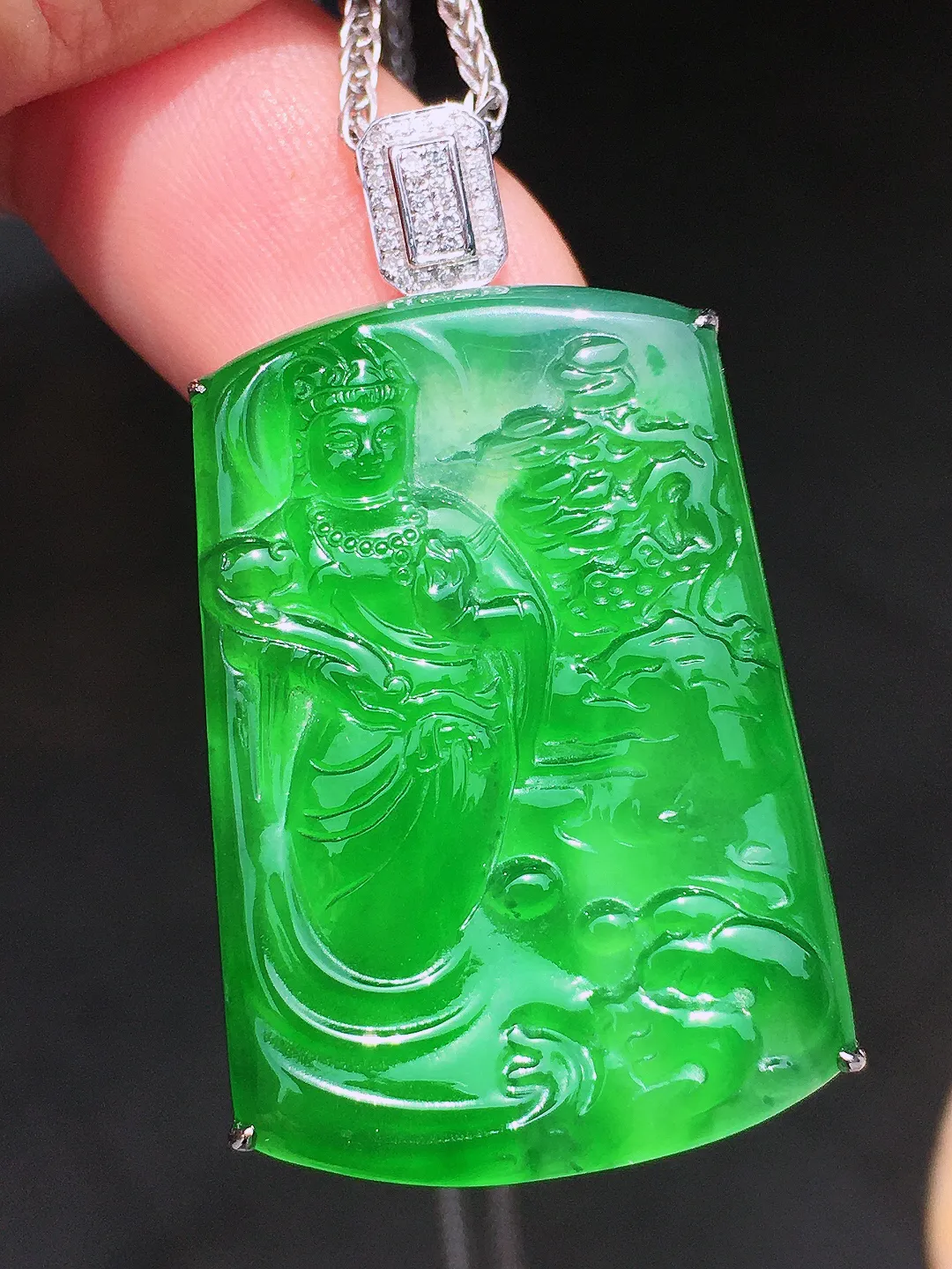 阳绿观音吊坠，色泽均匀艳丽，玉质细腻，荧光感超
强，饱满水润，气质满满。18k
金豪华镶嵌