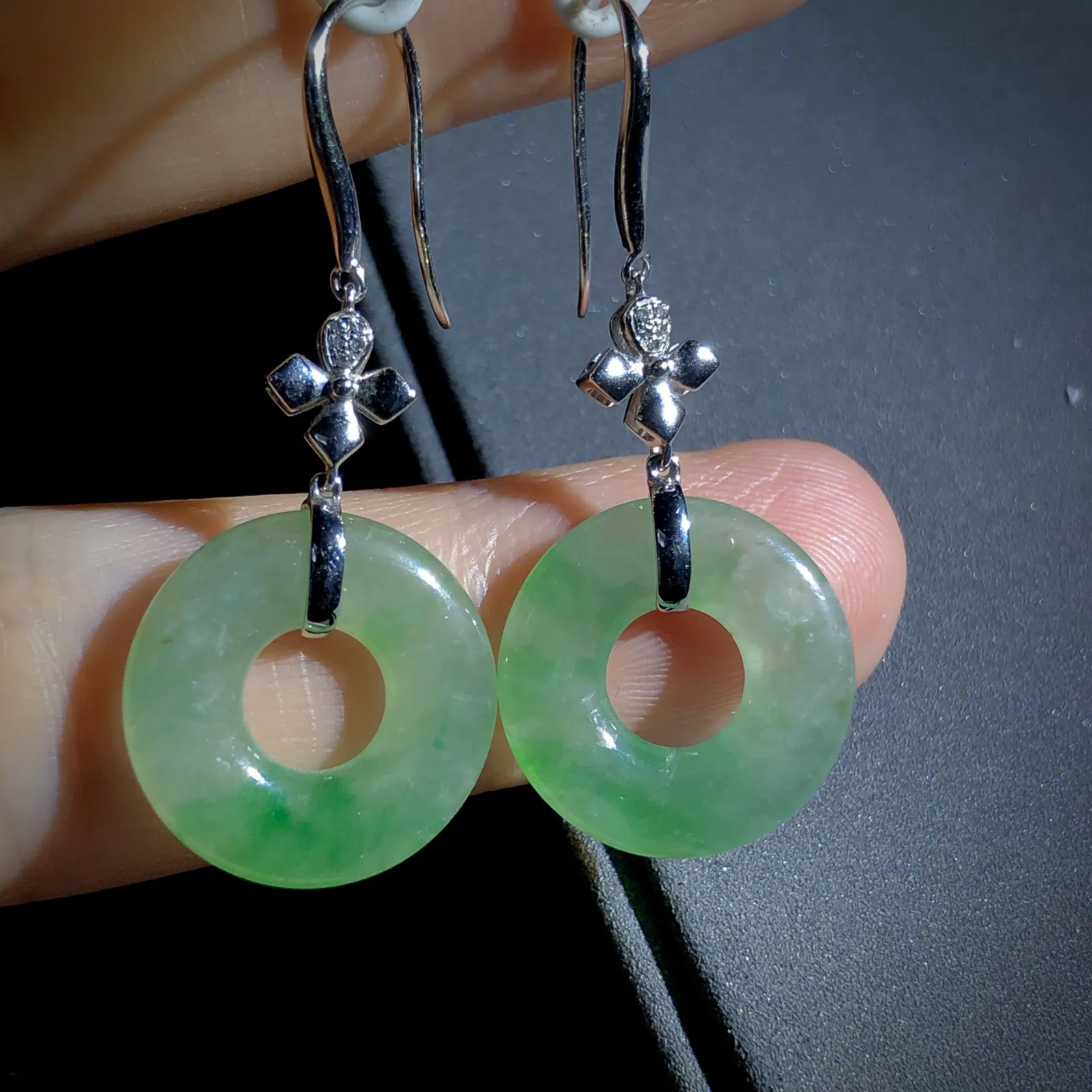 绿花甜甜圈平安扣子。
裸石约17-3mm，
18K金，南非钻