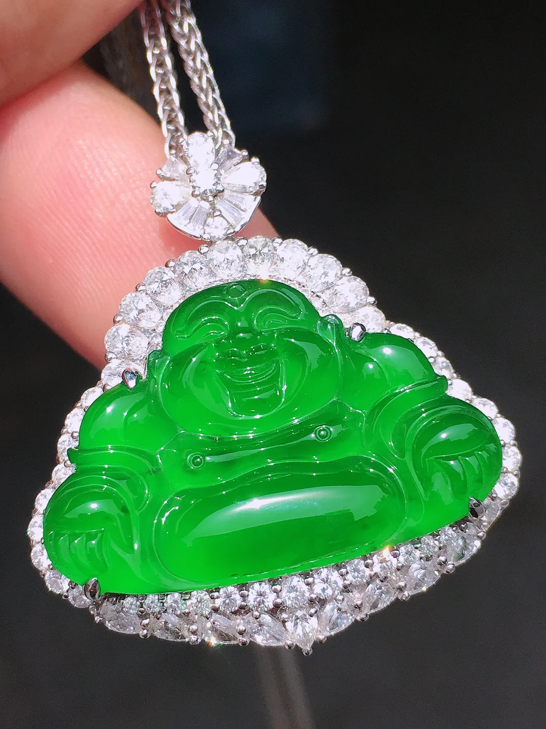 满绿佛公吊坠，色泽均匀浓郁，玉质细腻，荧光感超
强，饱满水润，气质满满。18k
金豪华镶嵌
