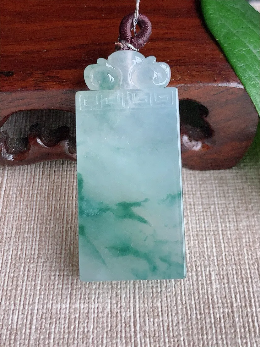 a货翡翠老坑冰种飘花无事牌吊坠 尺寸34.7×19.4×6mm 重量15.70g 0603