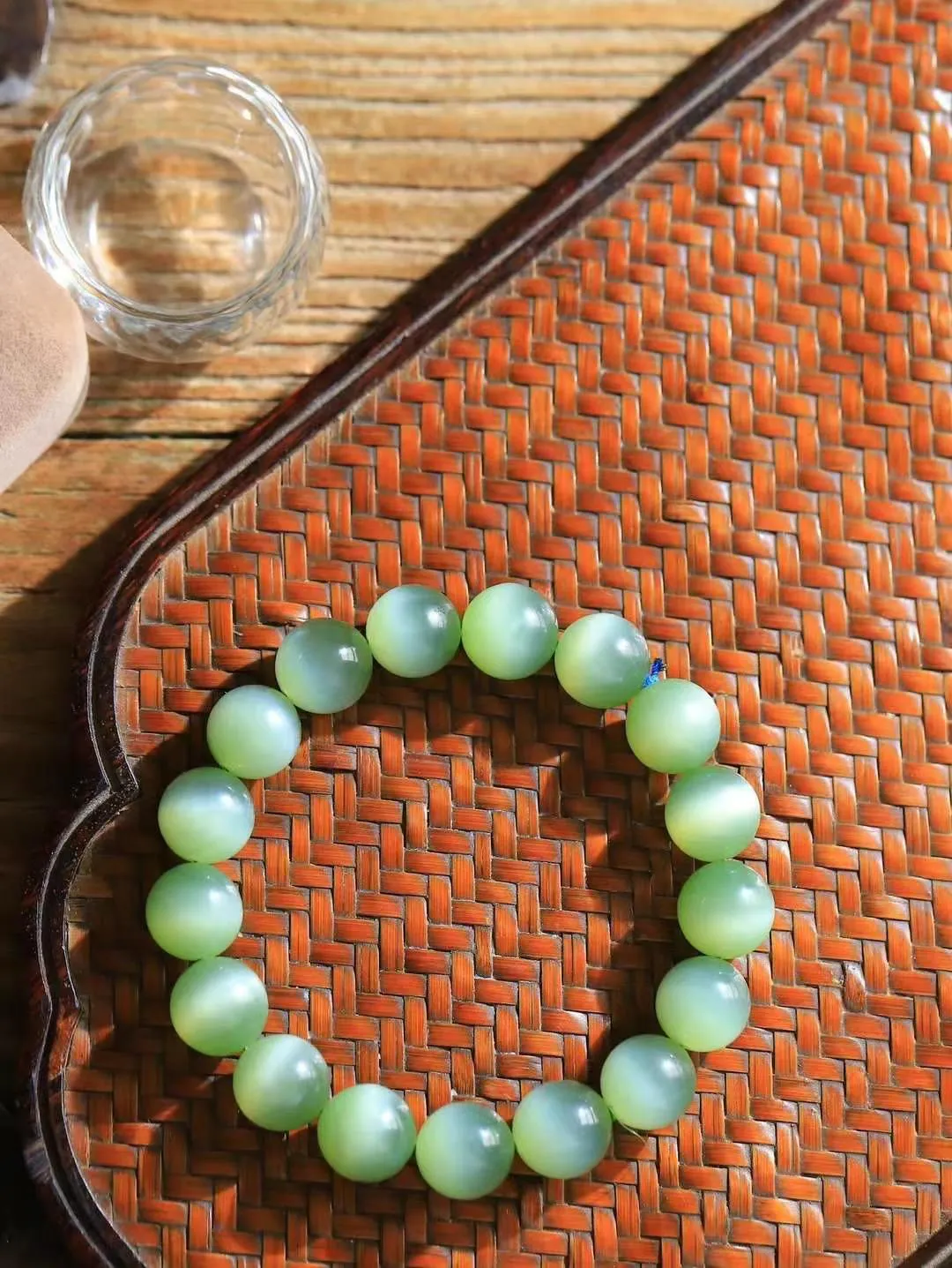 （猫眼手串）

收藏级臻品和田玉碧玉猫眼圆珠手串 质地温润灵动 猫眼儿般的光中，有波光潋滟，也有梦幻清韵。行走于市井的喧嚣，相顾不言，便得清欢。重45.3克 尺寸取一11.8mmFDL-8560388