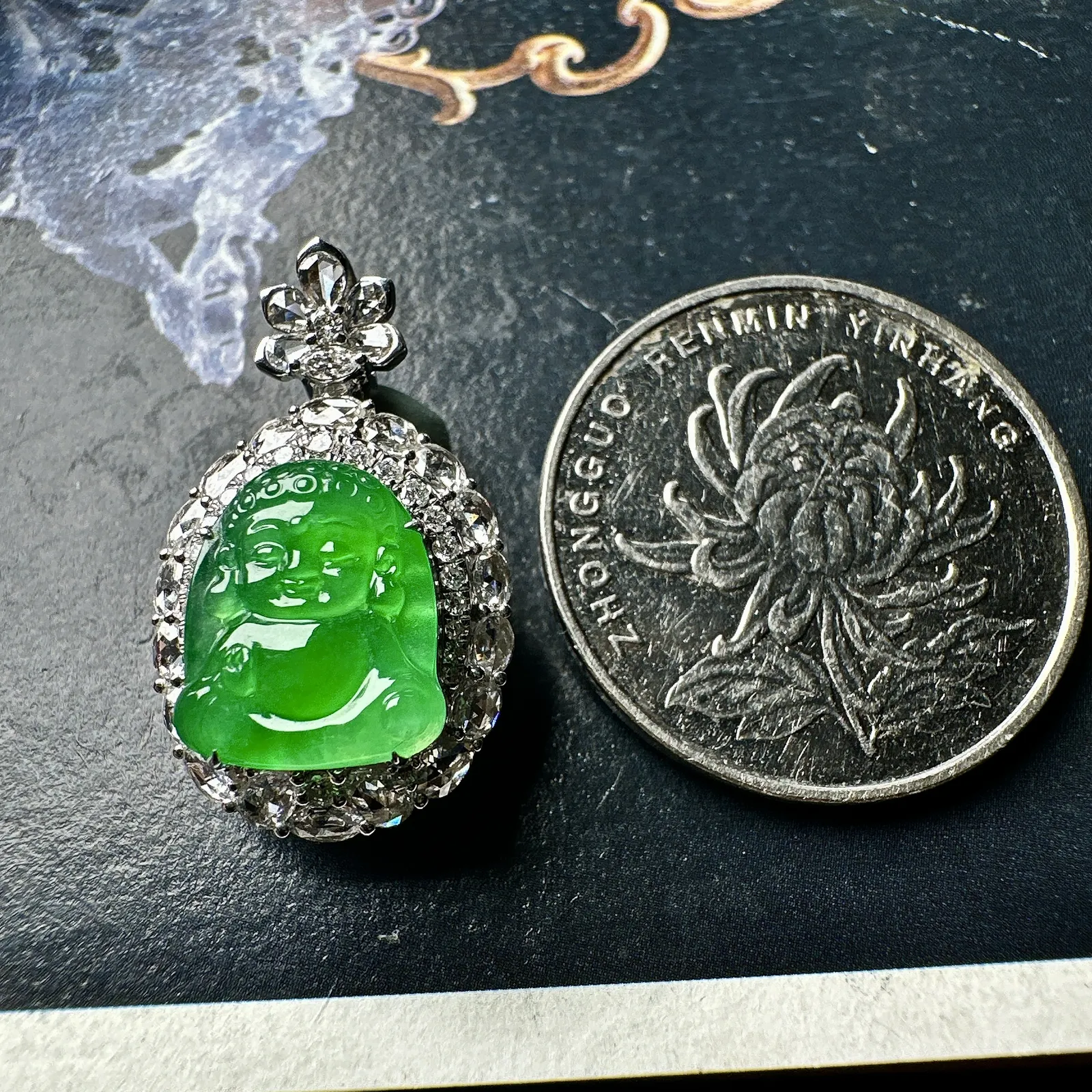 【冰种满绿宝宝佛】质地细腻，冰润透亮，光泽出众，冰感十足，18k金钻镶嵌，裸石尺寸11.5*9.9*3.5毫米