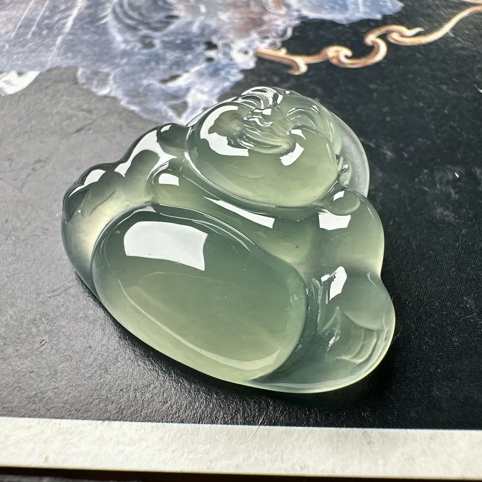 【冰种晴绿底正装佛公】质地细腻，起胶感，晶莹剔透，冰感十足，通透闪亮，可以打孔佩戴，也可镶嵌佩戴