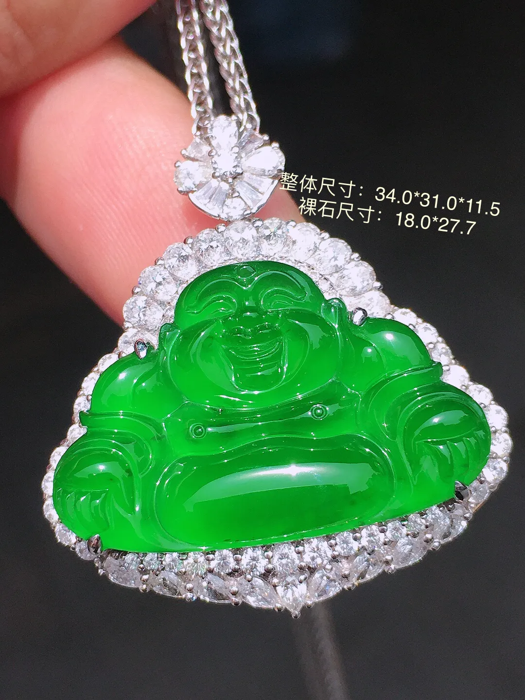 满绿佛公吊坠，色泽均匀浓郁，玉质细腻，荧光感超
强，饱满水润，气质满满。18k
金豪华镶嵌
