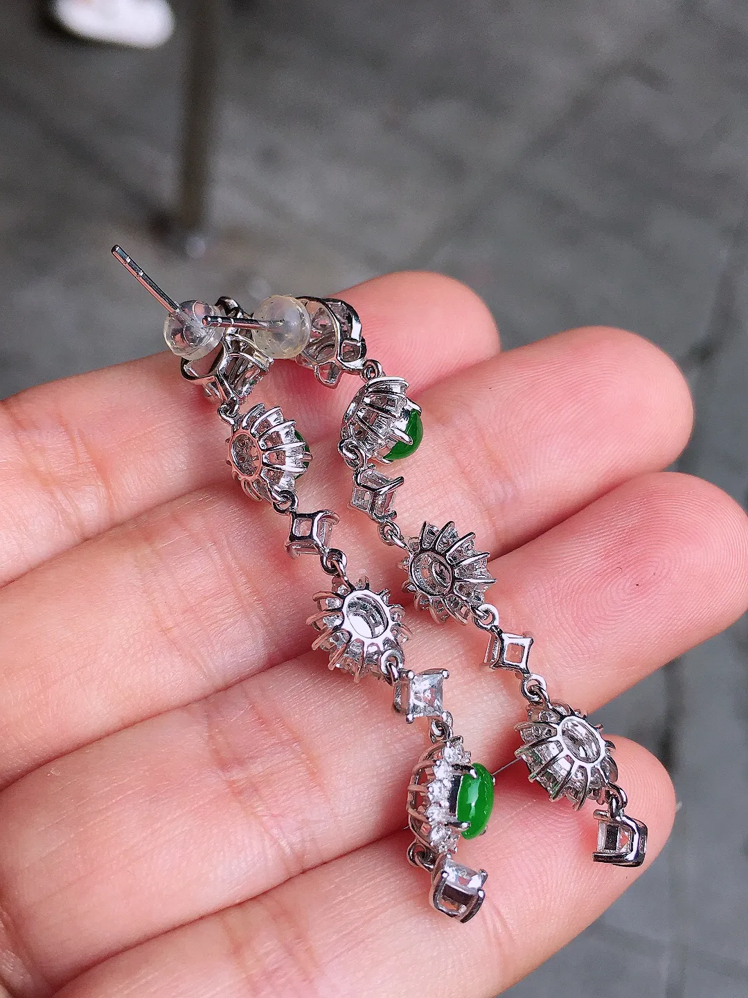 阳绿蛋面耳坠，色泽均匀艳丽，玉质细腻，荧光感超
强，饱满水润，气质满满。18k
金豪华镶嵌