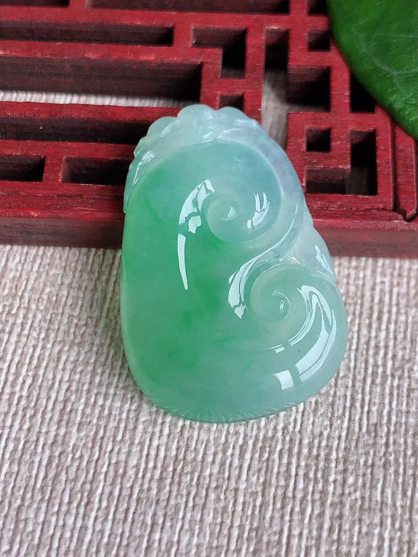 a货翡翠老坑冰种飘绿如意吊坠 尺寸30.3×20.4×4.7mm 重量6.26g 0603