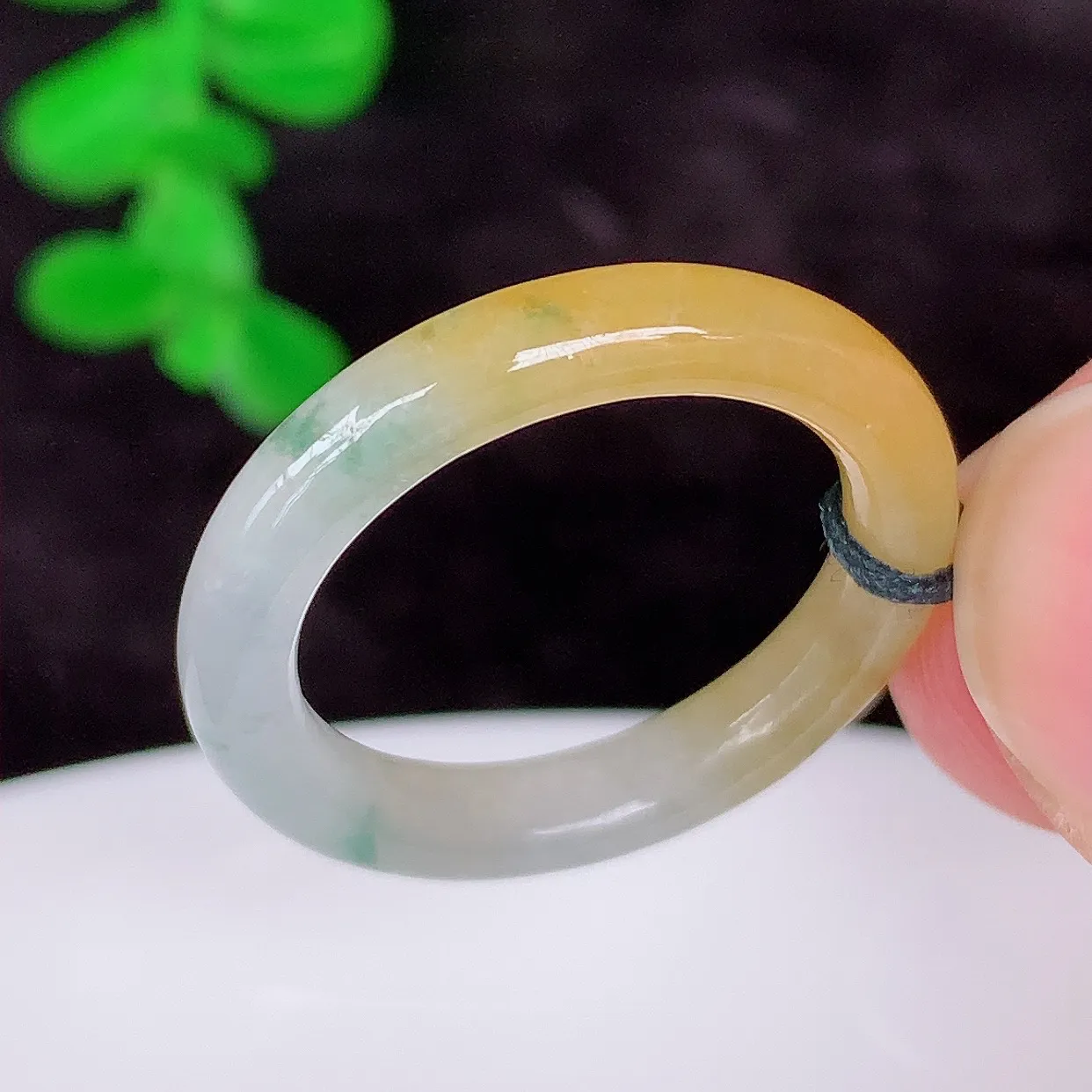 自然光实拍 冰润冰种黄翡18mm内径翡翠指环，玉戒指，玉质莹润，好精美好冰润的指环，15圈口，上手纤巧！#1.1