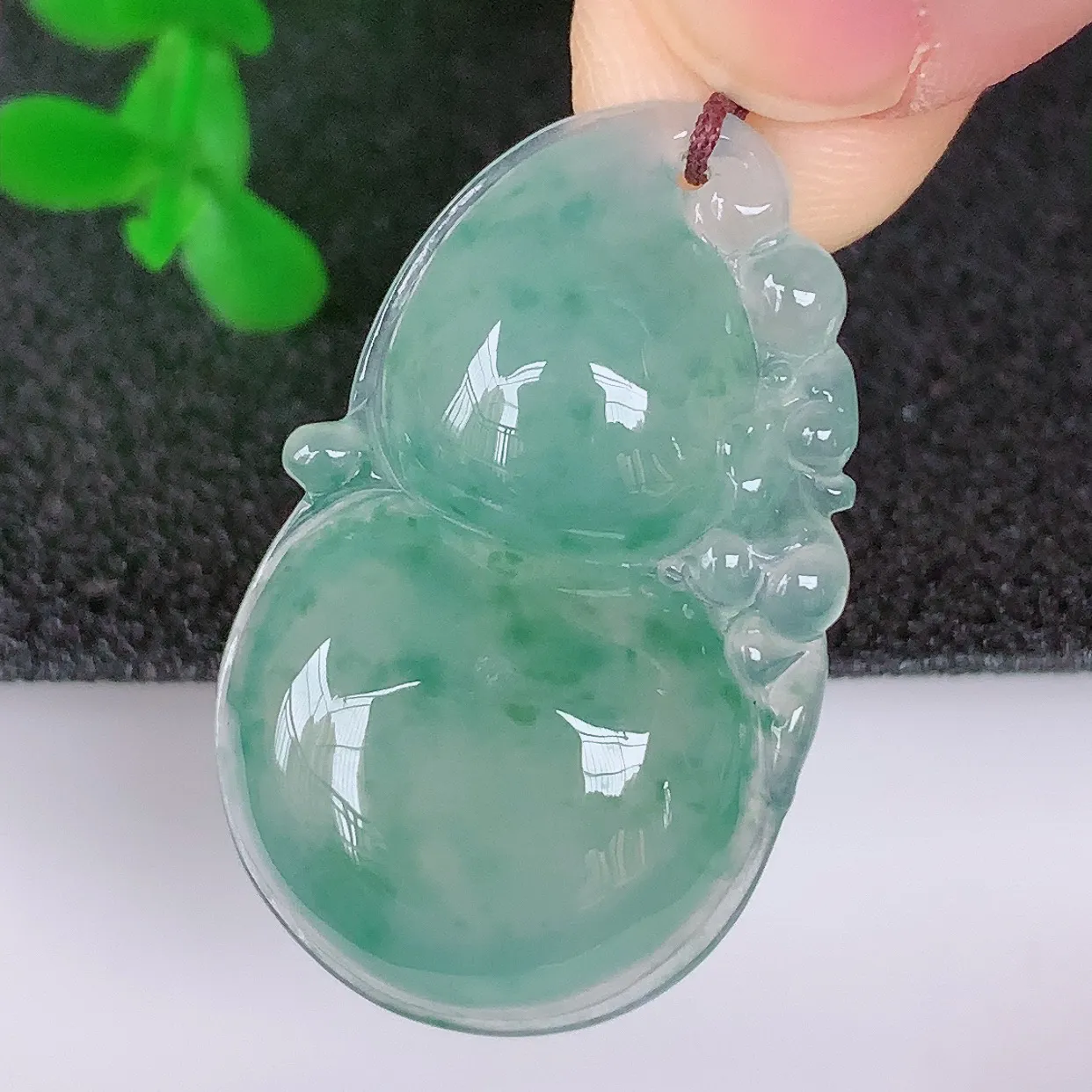 自然光实拍，冰润冰种飘花翡翠葫芦吊坠，葫芦寓意福禄双全，财源滚滚，饱满，清新脱俗，佩戴效果优雅迷人！