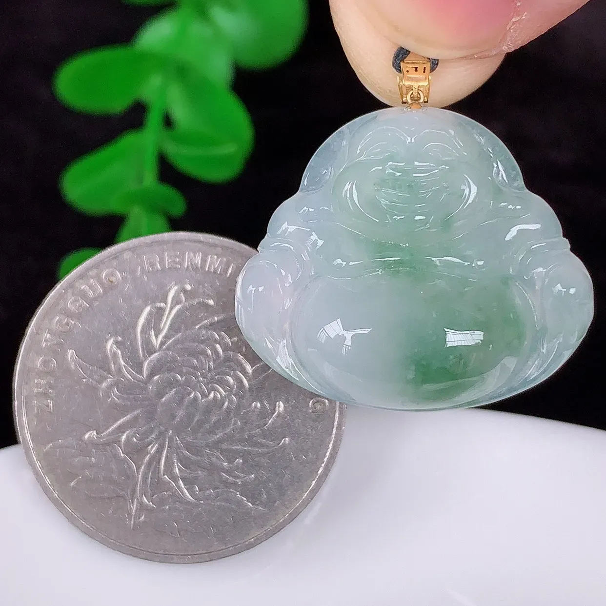 自然光实拍，18K金镶嵌冰飘绿花翡翠佛公吊坠，冰透饱满， 佛公亦保平安，寓意有福（佛公）相伴，品相佳，配戴优雅迷人！#49.1
