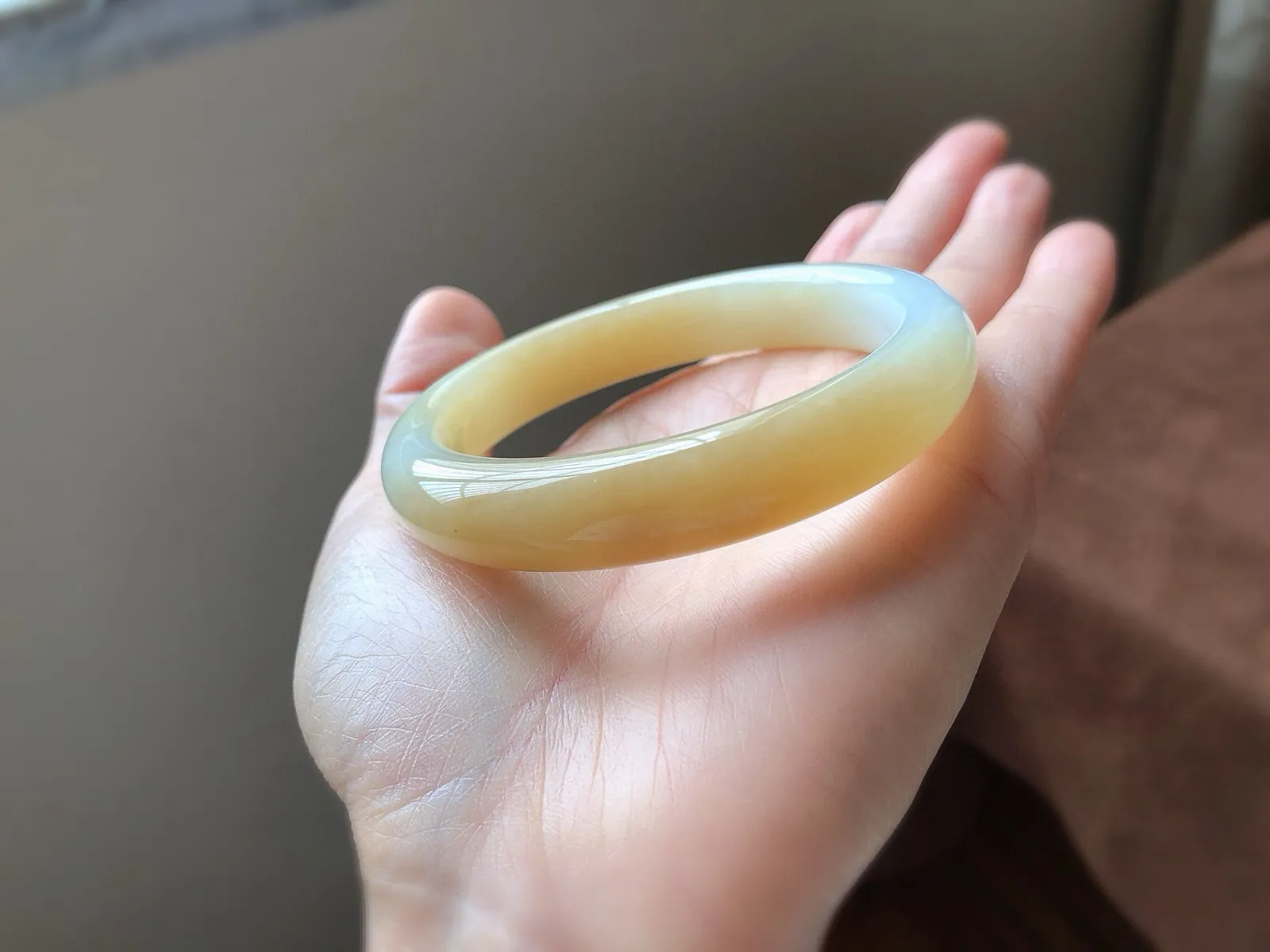 圈口58 尺寸12*9，美镯到！天地糖[鼓掌] 天然和田玉糖白玉镯，老坑料   脂粉细腻，料子油润，过度自然！