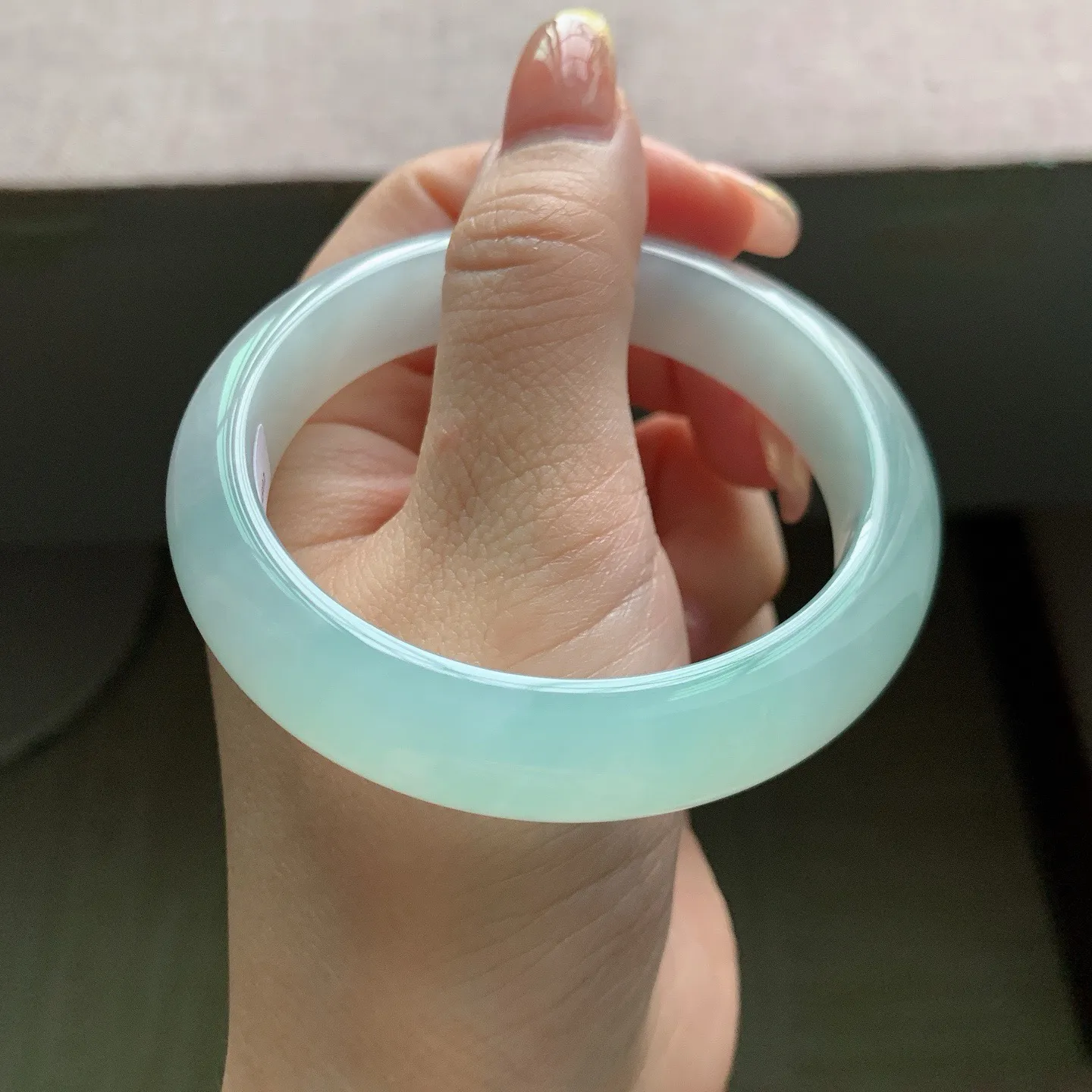 57-58圈口。自然光实拍，老坑冰胶甜绿正圈翡翠手镯，尺寸:57.7-12.7-8.4mm，无纹裂，