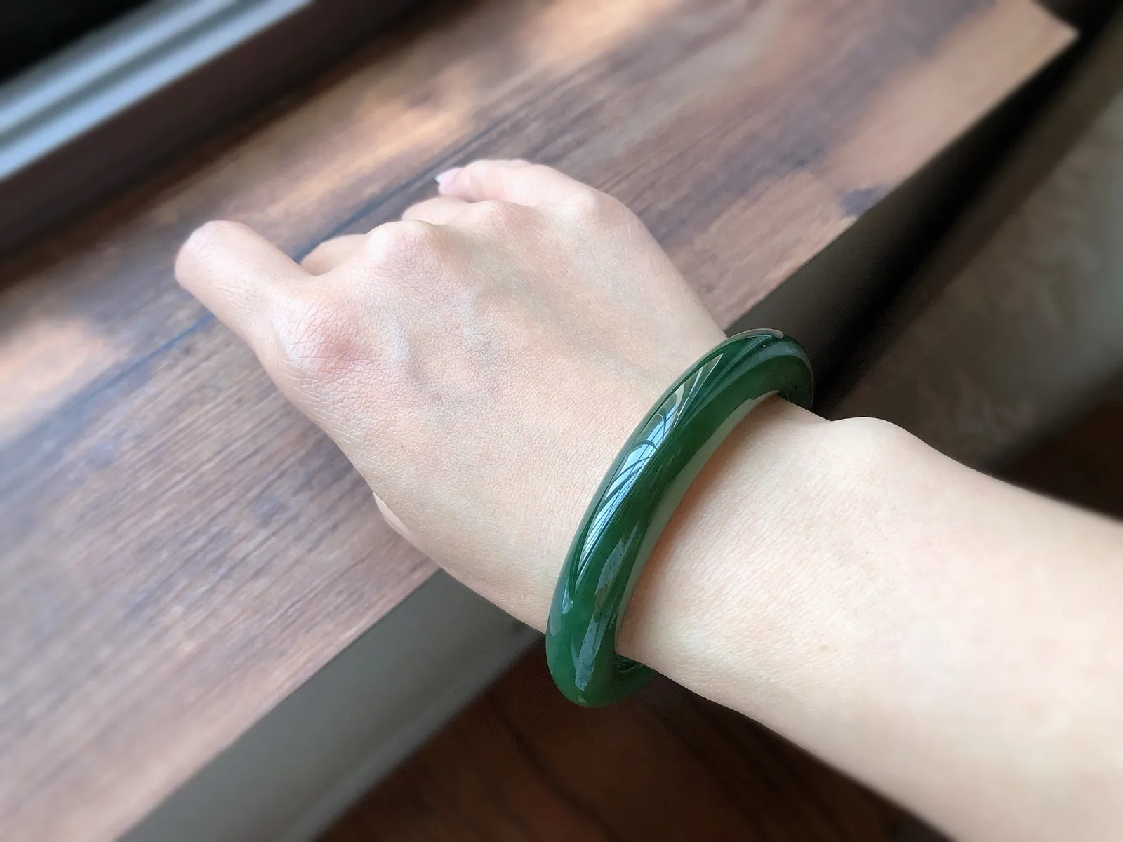 圈口55  尺寸11.8*10，天然和田玉 碧玉手镯，正装，老坑料 色辣绿，质地温润