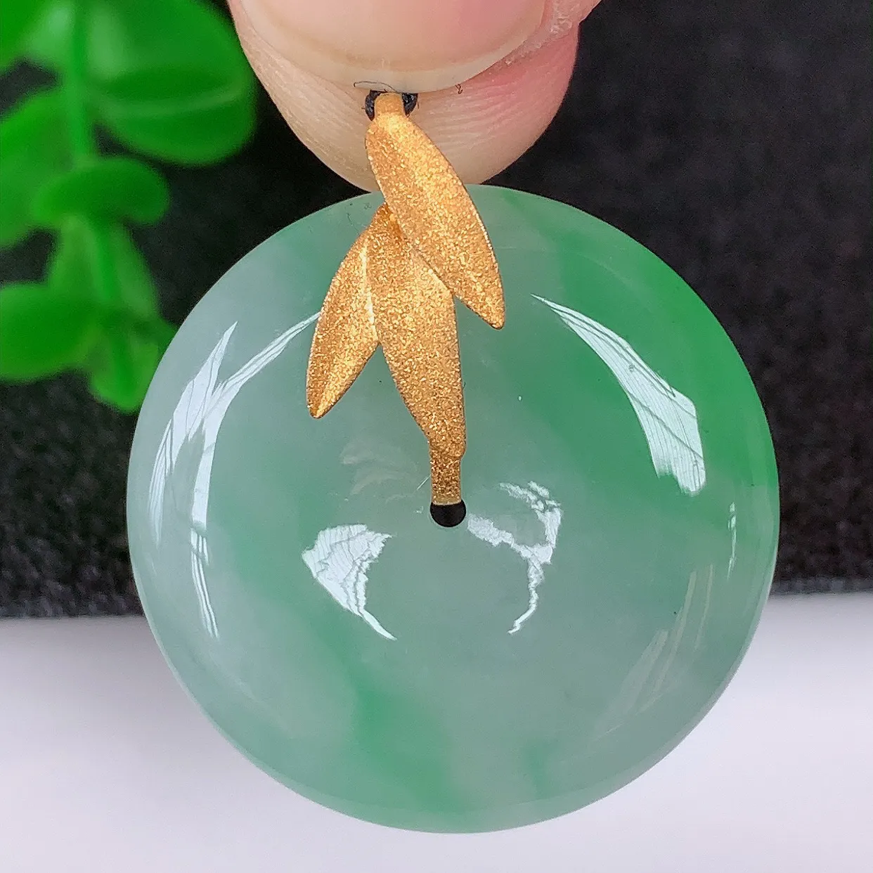 自然光实拍，18K金镶嵌水润冰种飘绿翡翠平安扣吊坠，翡翠平安扣，冰润光泽，寓意平平安安，平安扣佩戴时