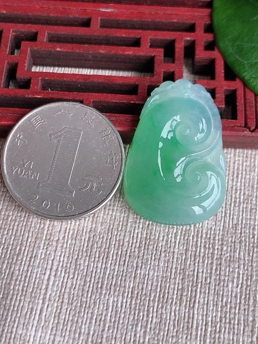 a货翡翠老坑冰种飘绿如意吊坠 尺寸30.3×20.4×4.7mm 重量6.26g 0603