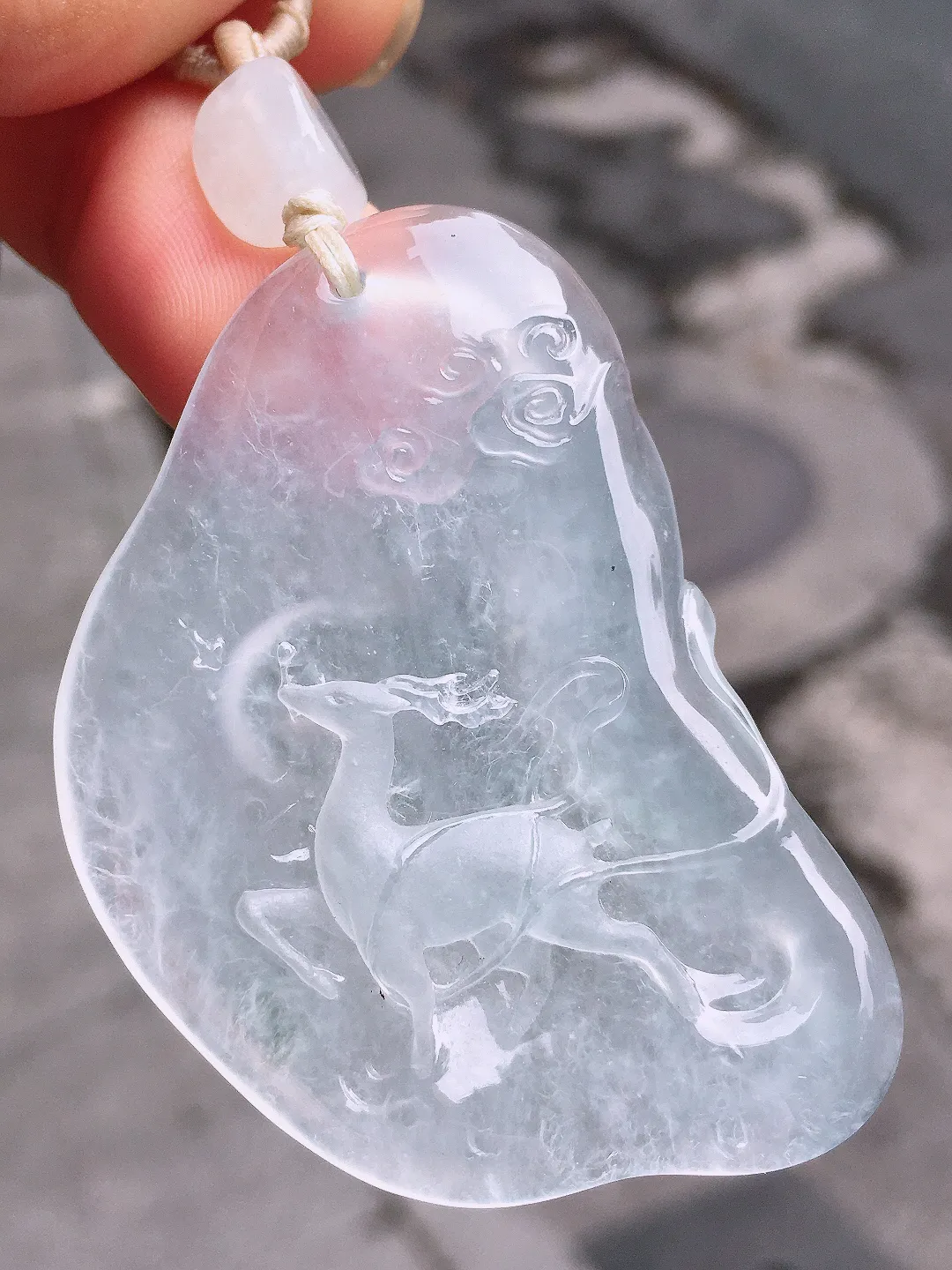 冰种🦌鹿吊坠，玉质细腻，荧光感超
强，饱满水润，气质满满。