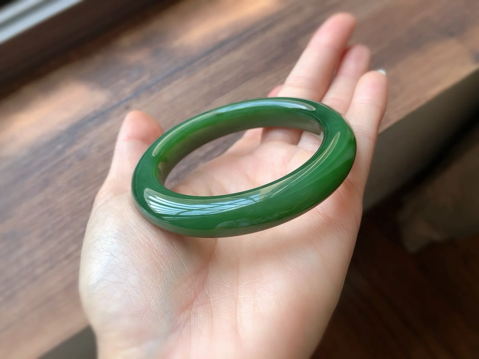 圈口55  尺寸11.8*10，天然和田玉 碧玉手镯，正装，老坑料 色辣绿，质地温润