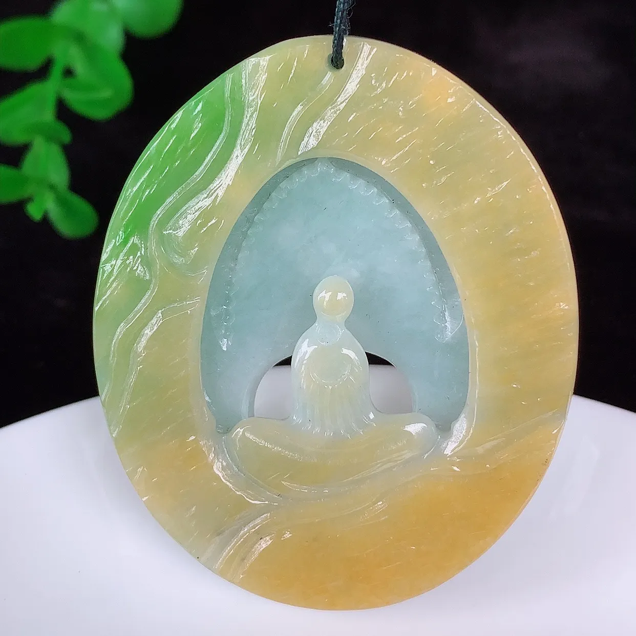 自然光实拍，冰润冰糯种双彩黄加绿翡翠悟道吊坠，翡翠悟道寓意“祥和，安宁，吉祥，幸福”，佩戴效果优雅迷