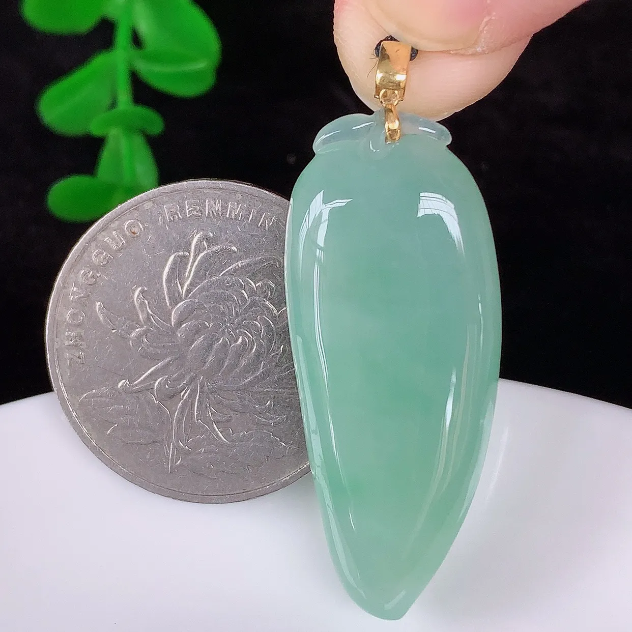 自然光实拍，18K金镶嵌冰润冰晴底翡翠招财福瓜吊坠，翡翠福瓜招财瓜，冰润且起胶感，佩戴效果优雅迷人！#41.1