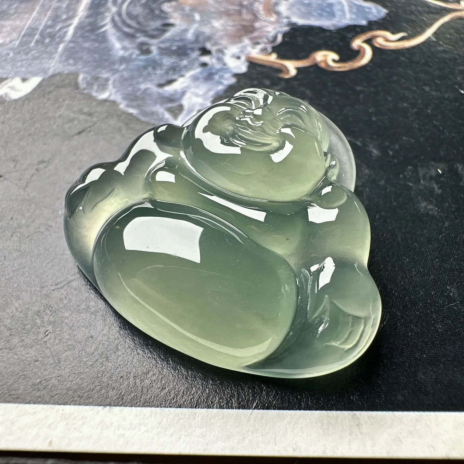 【冰种晴绿底正装佛公】质地细腻，起胶感，晶莹剔透，冰感十足，通透闪亮，可以打孔佩戴，也可镶嵌佩戴