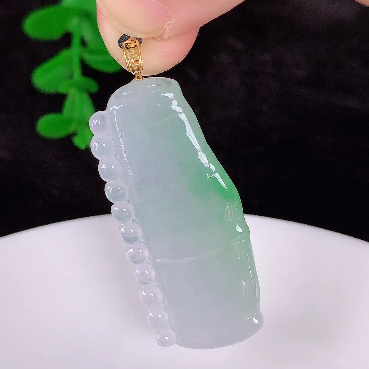 自然光实拍，18K金镶嵌冰飘绿翡翠竹节吊坠。竹节寓意“节节高，官运亨通，前程似锦，水润莹泽，清秀高雅，佩戴精美！#41.1