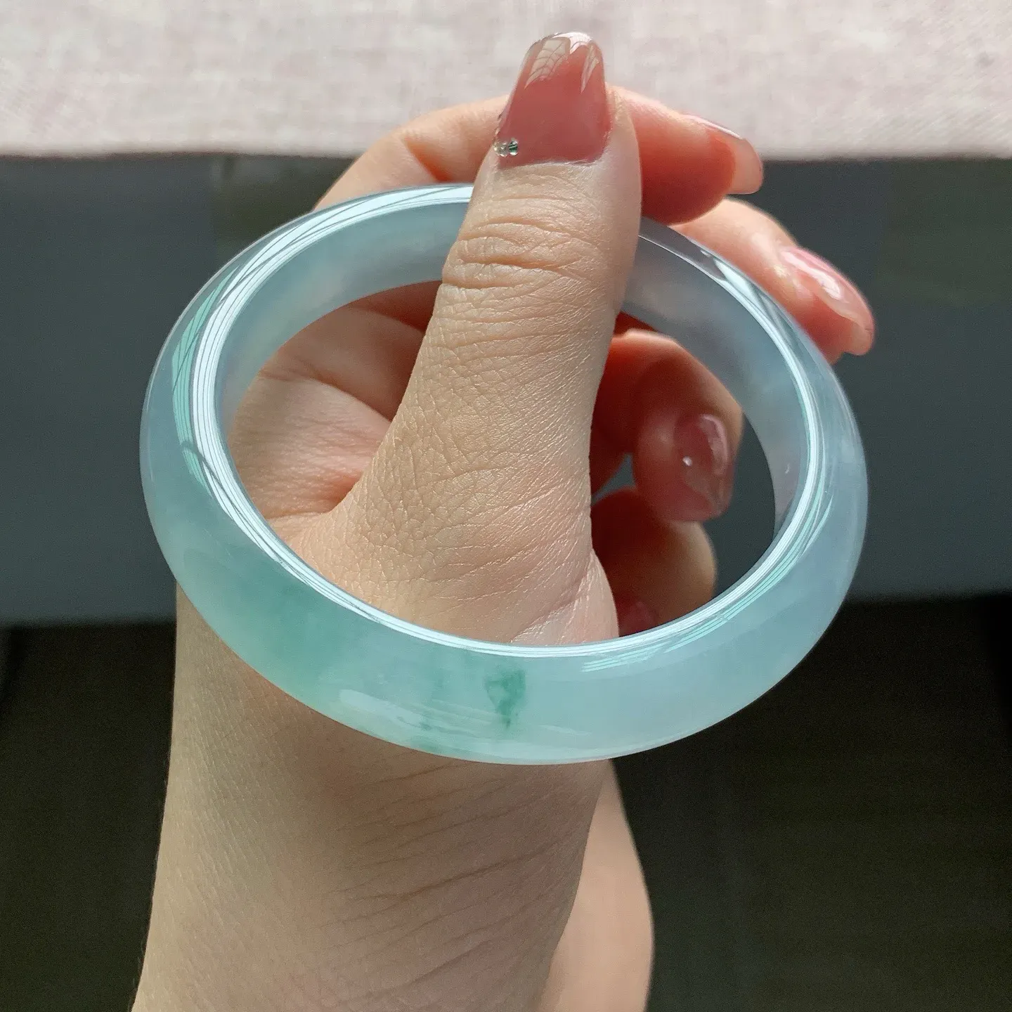 58-59圈口，自然光实拍，老坑冰种蓝烟飘花正圈翡翠手镯，尺寸:58.4-11.6-8.5mm，无纹裂
