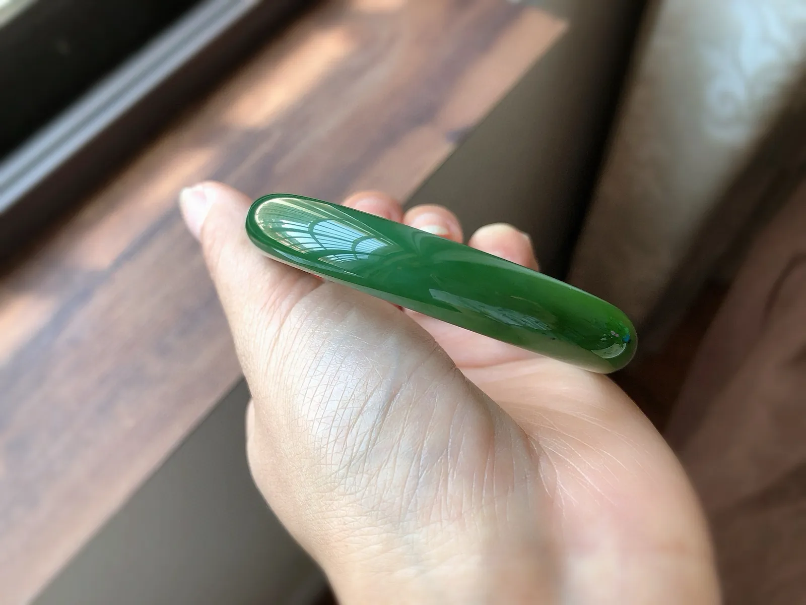 圈口59  尺寸11.5*8.5，天然和田玉 碧玉手镯，正装，老坑料 色辣绿，质地温润