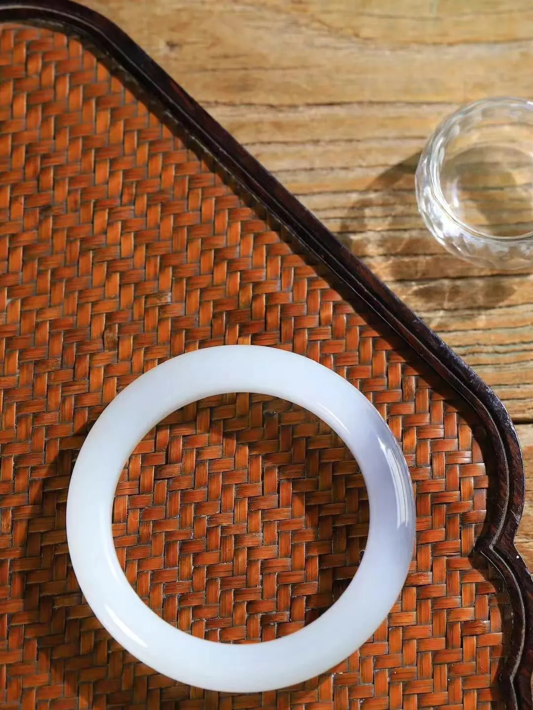 （一见倾心.手镯）

精品️和田玉白烟紫双色手镯，玉质温润细腻 油性十足 手感舒适，高华雅逸，线条流畅，简约大气，美自天成，素雅高贵。佩戴于腕间，婉约之美，举手投足间透出那低调奢华。重59.8克  尺寸55-12-10mm  5660330A