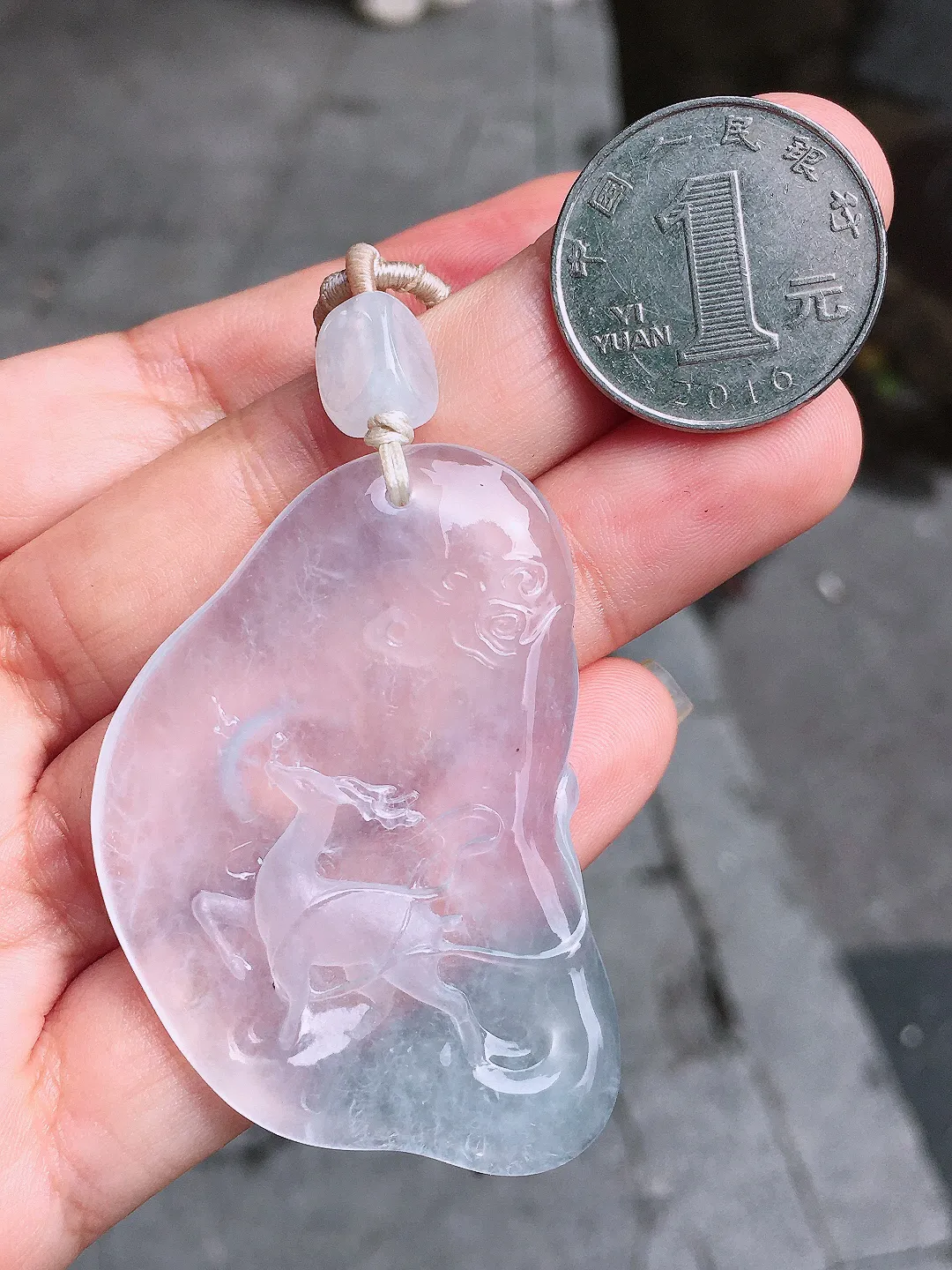 冰种🦌鹿吊坠，玉质细腻，荧光感超
强，饱满水润，气质满满。