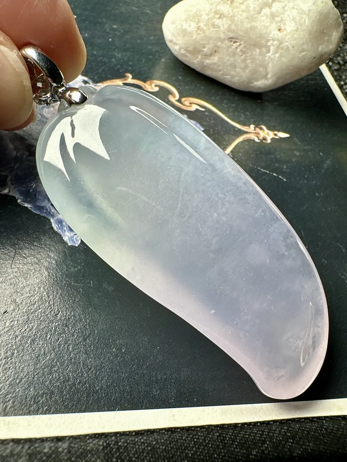 【冰种淡紫罗兰大福瓜吊坠】种水上乘，晶莹剔透，纯净通透，莹光感很强。18k金扣头镶嵌，裸石尺寸60*28.4*13.5毫米